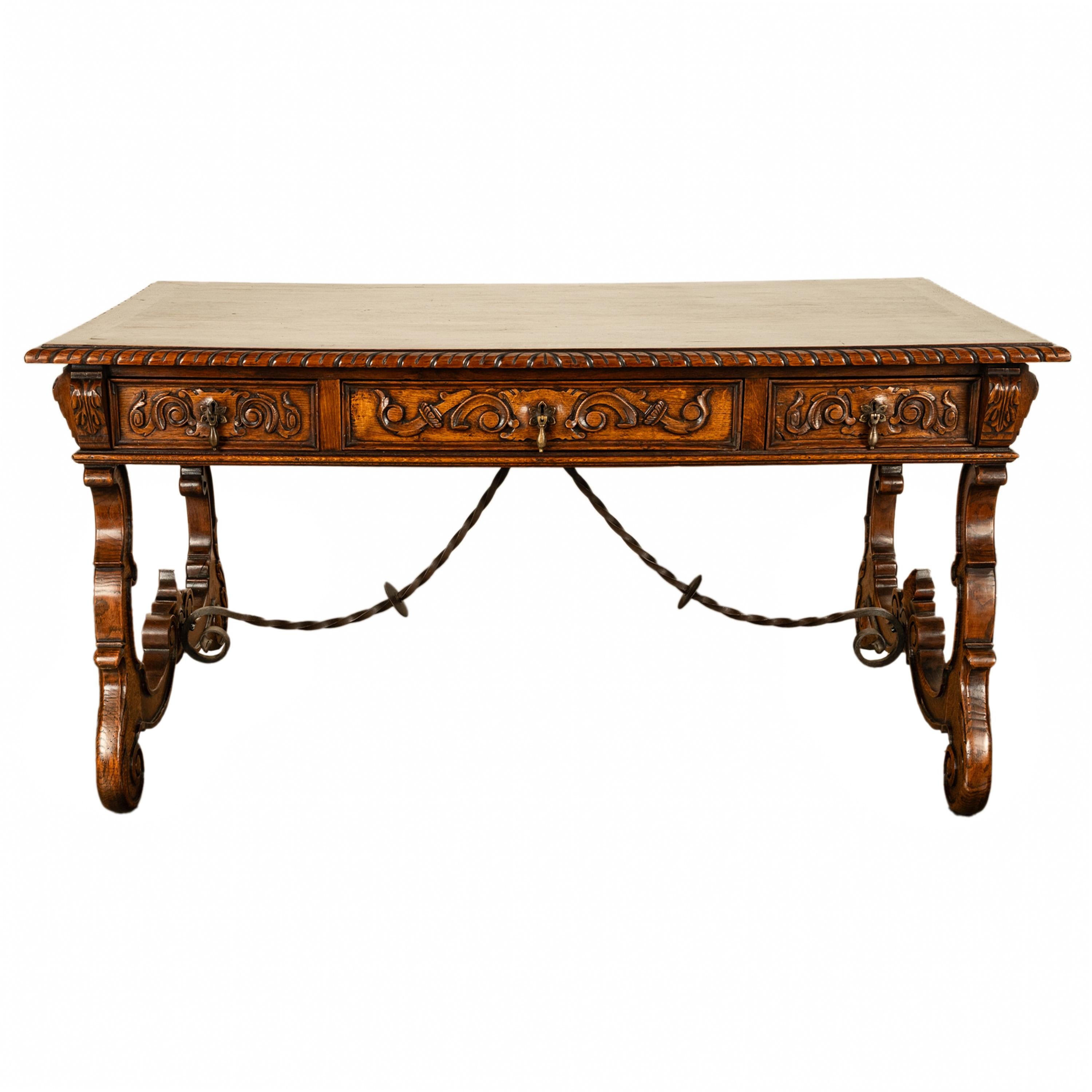 Antico tavolo o scrivania a cavalletto in noce intagliato e ferro forgiato a mano del XIX secolo, circa 1880.
Questo tavolo da salotto permette a due persone di sedersi l'una di fronte all'altra e dispone di cassetti su entrambi i lati; questo