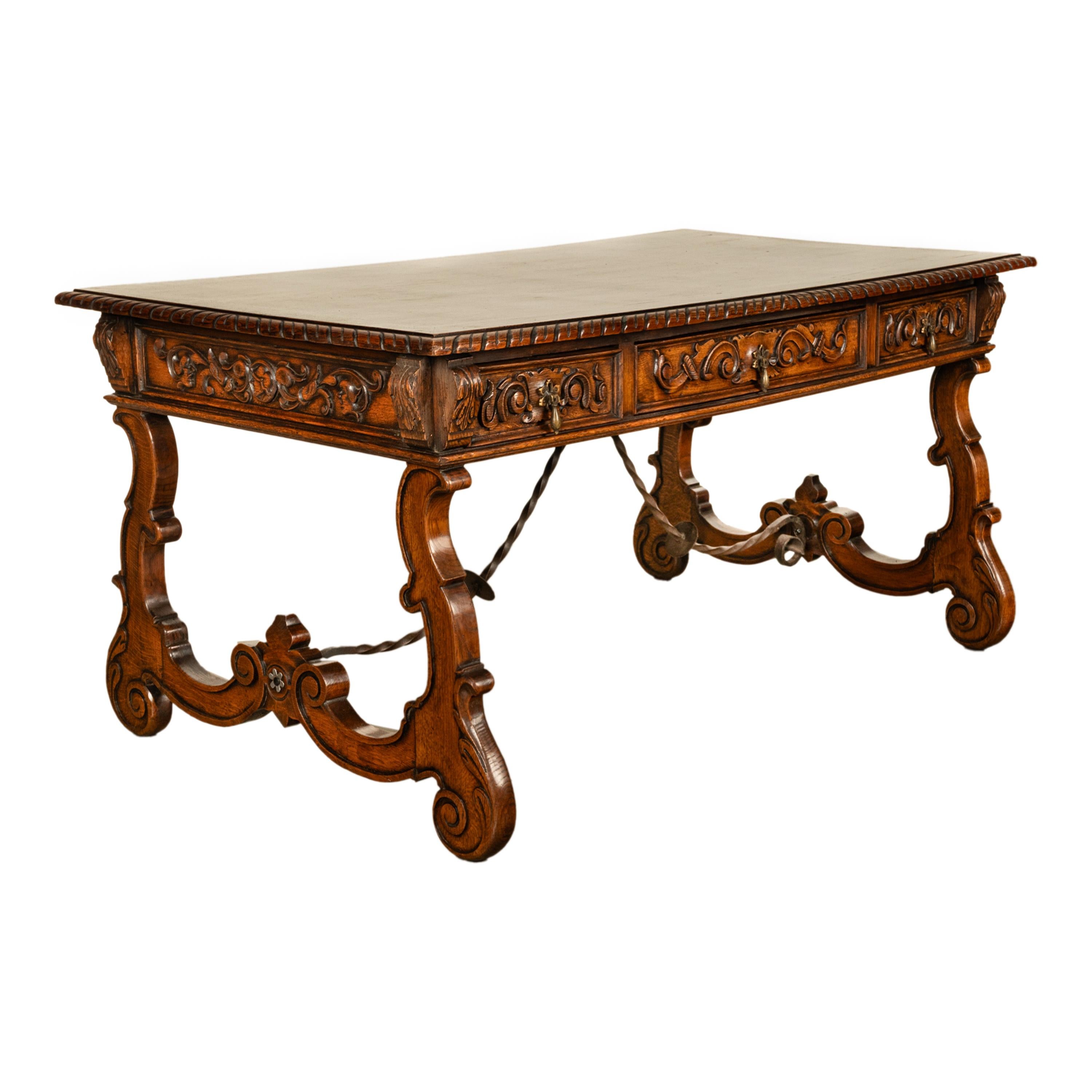 Neobarocco Antico tavolo barocco spagnolo intagliato in legno di noce per scrivania e cavalletto 1880 in vendita
