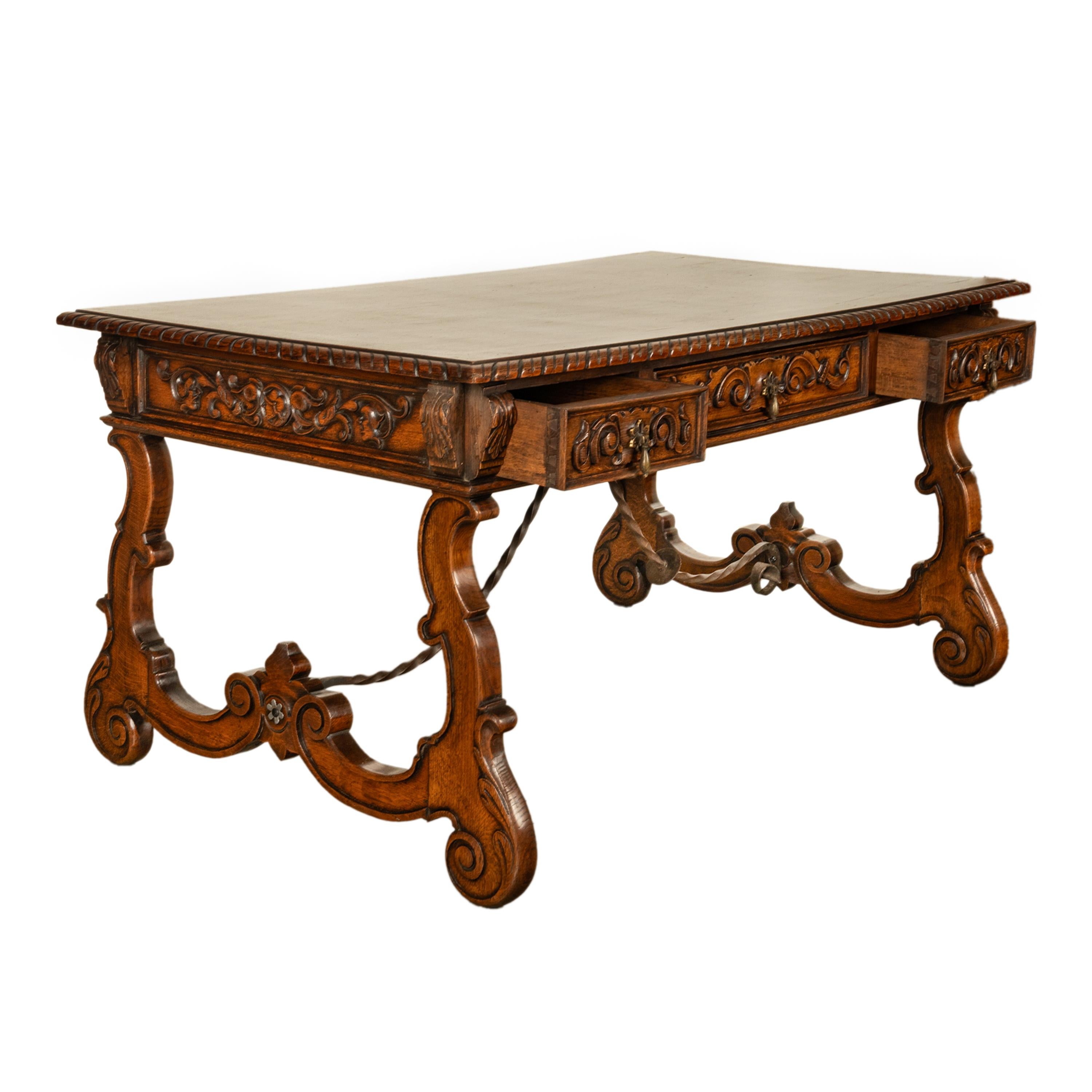 Spagnolo Antico tavolo barocco spagnolo intagliato in legno di noce per scrivania e cavalletto 1880 in vendita