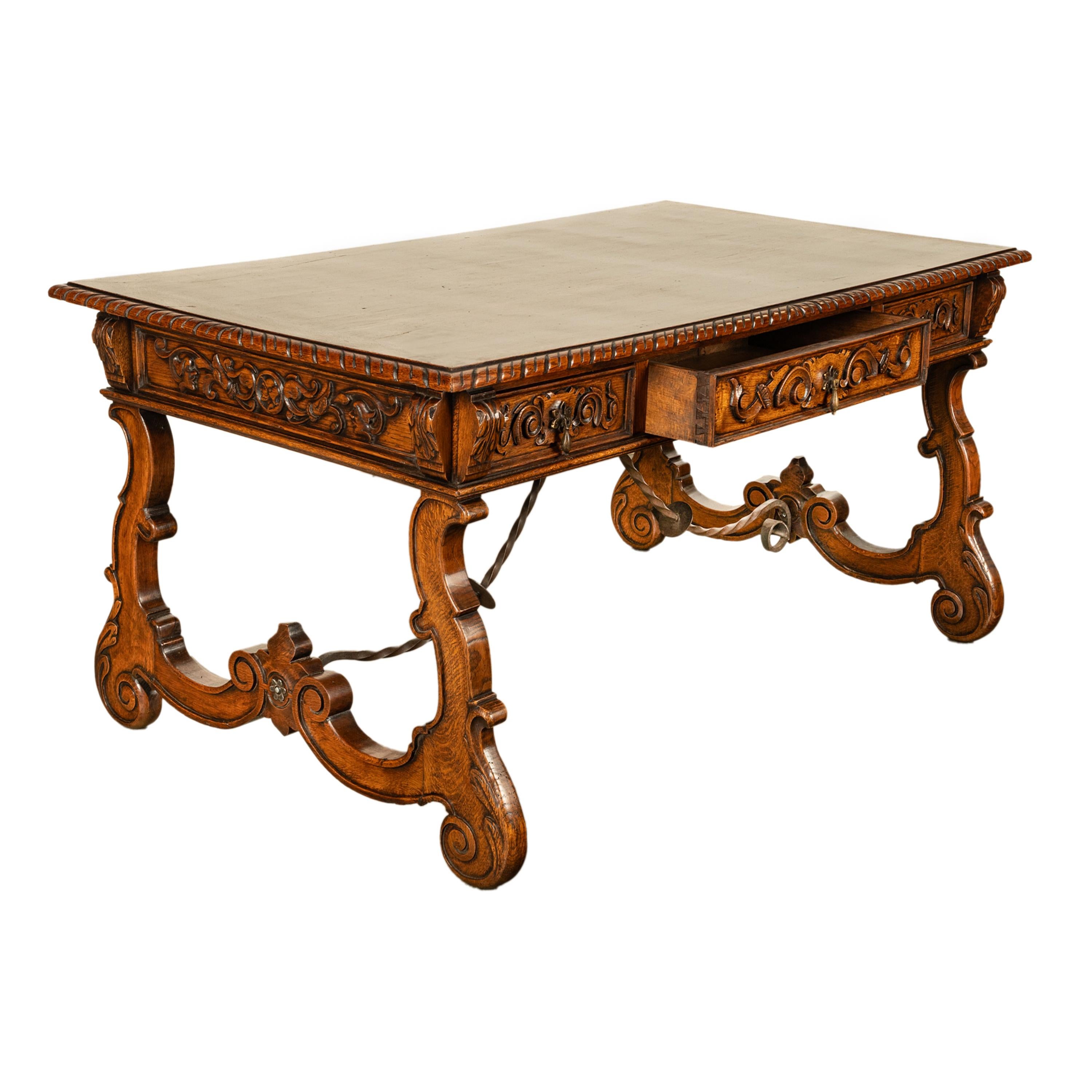 Intagliato a mano Antico tavolo barocco spagnolo intagliato in legno di noce per scrivania e cavalletto 1880 in vendita
