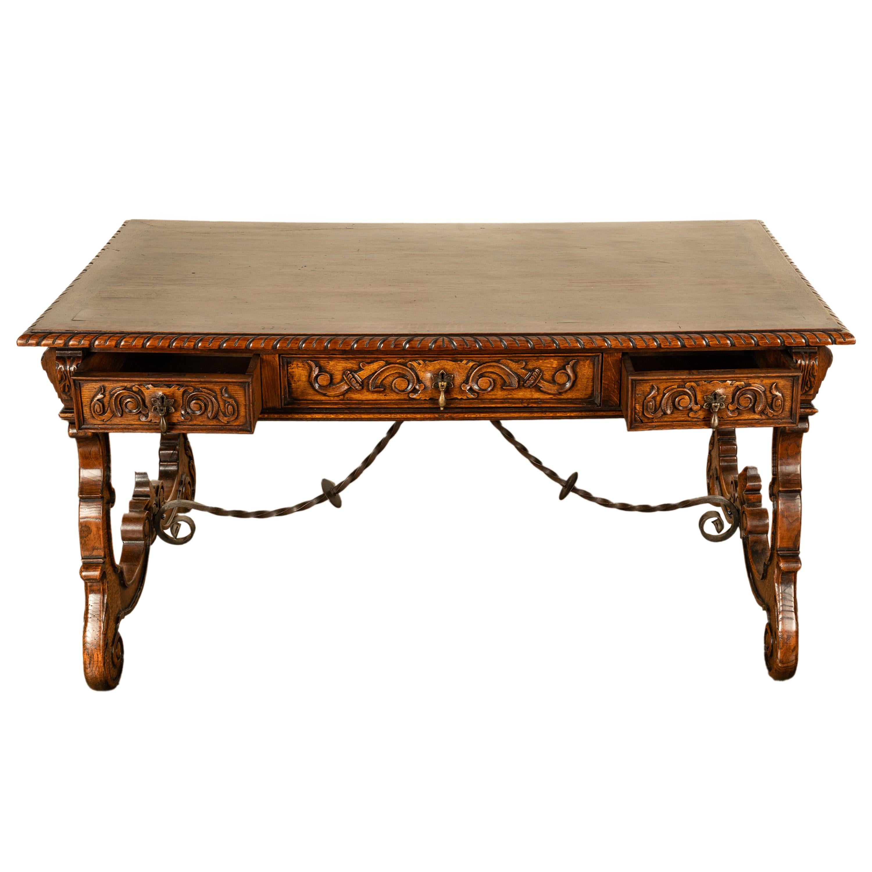 XIX secolo Antico tavolo barocco spagnolo intagliato in legno di noce per scrivania e cavalletto 1880 in vendita