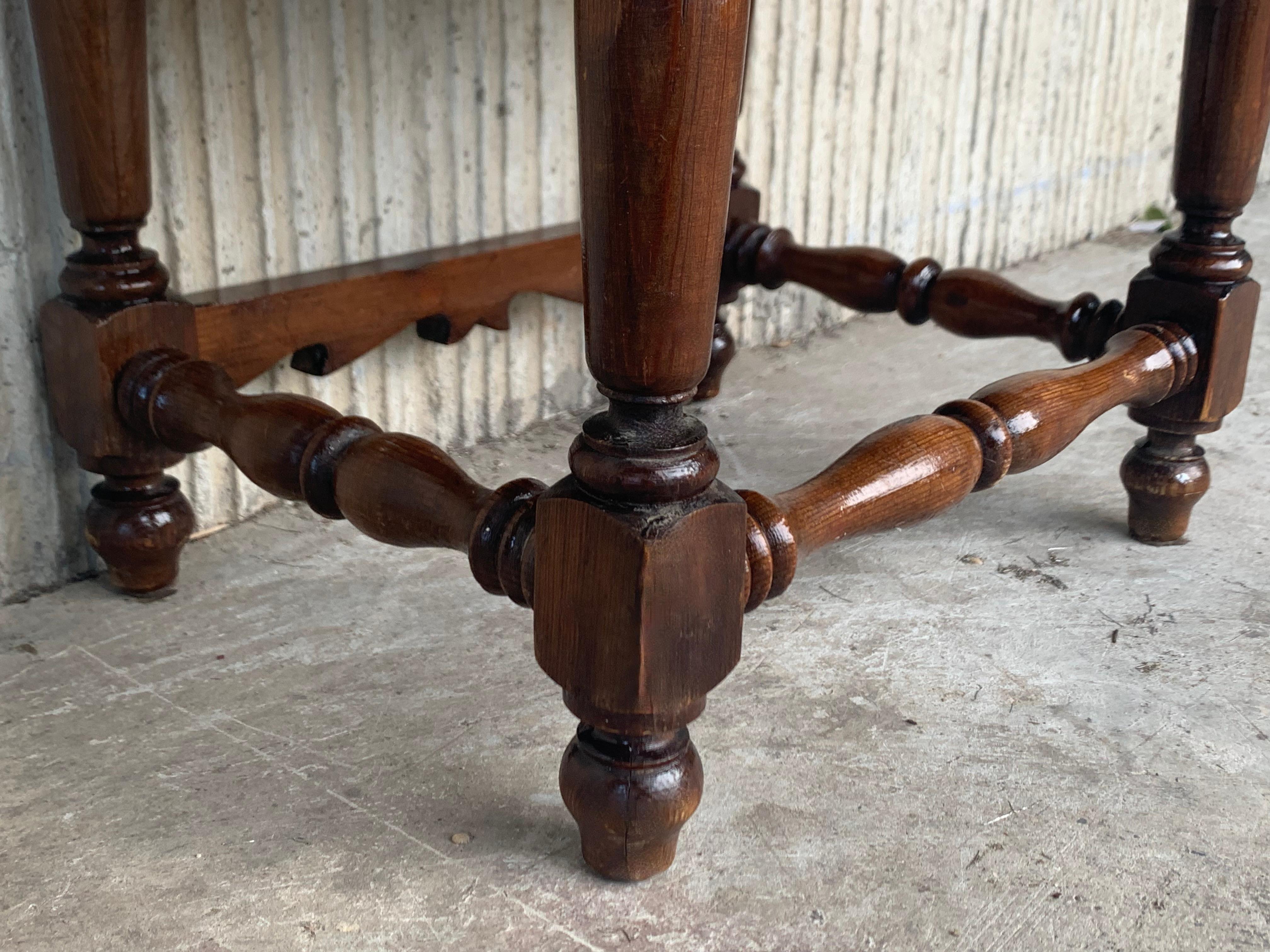 Antigua mesa auxiliar o mesilla de noche española de nogal tallado con 2 cajones en venta 3