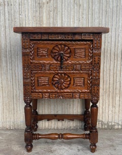 Ancienne table d'appoint ou table de nuit espagnole en noyer sculpté avec 2 tiroirs