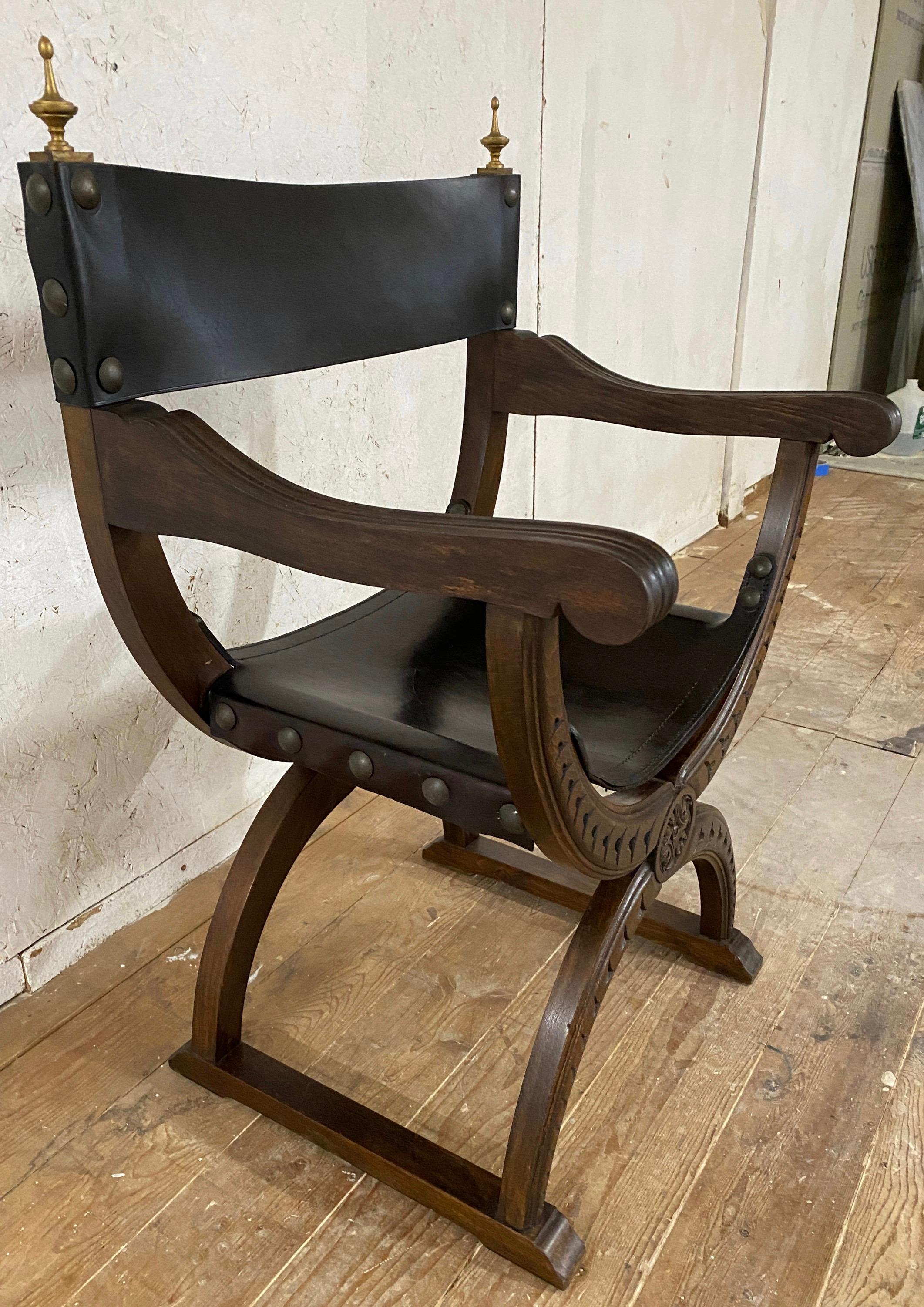 Européen Ancienne chaise trône sculptée de style Renaissance en vente