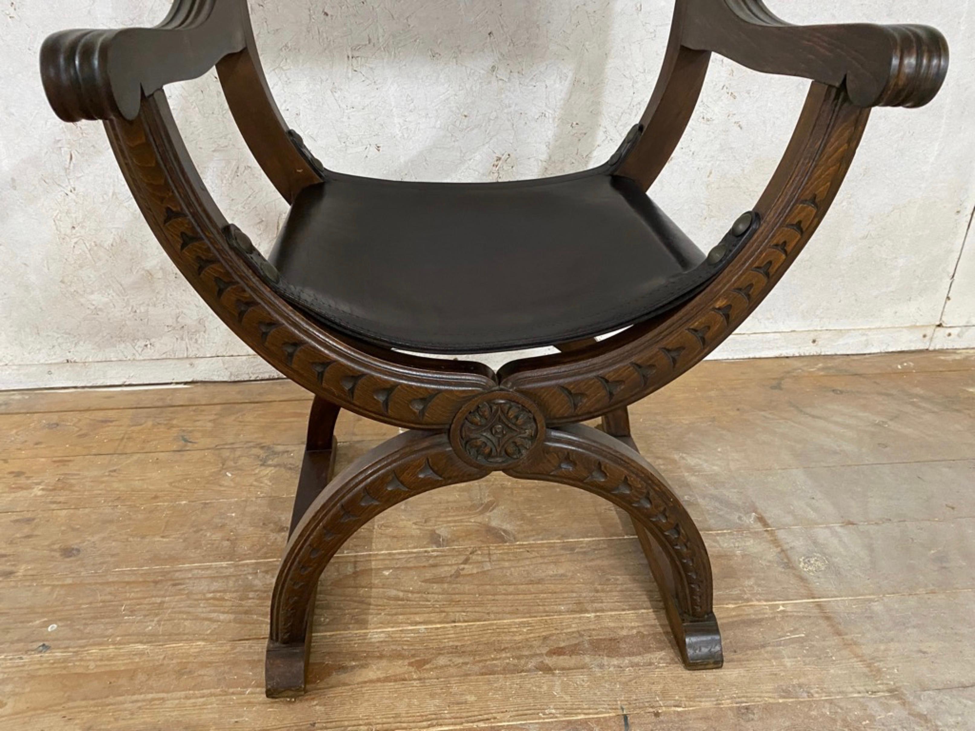 Sculpté Ancienne chaise trône sculptée de style Renaissance en vente