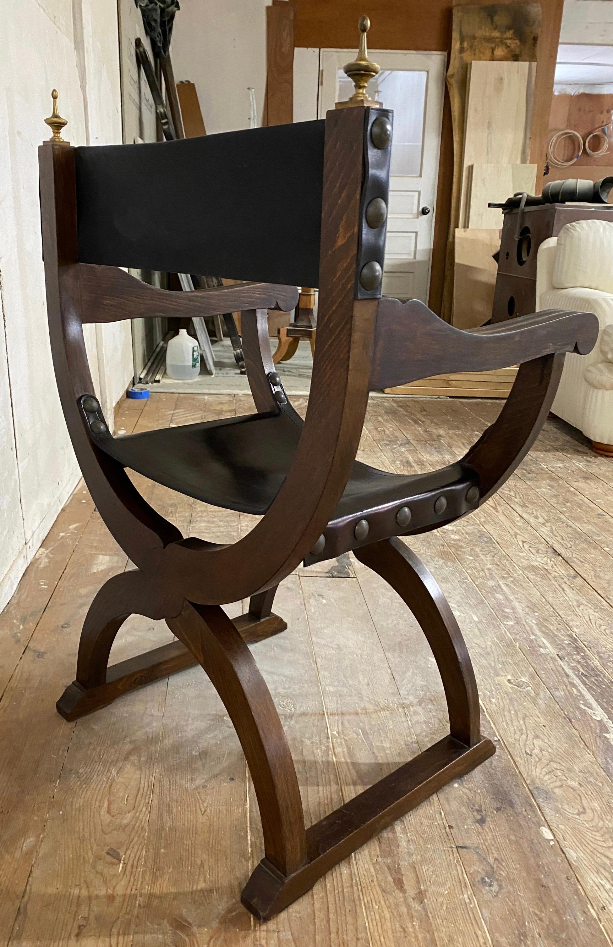 Cuir Ancienne chaise trône sculptée de style Renaissance en vente