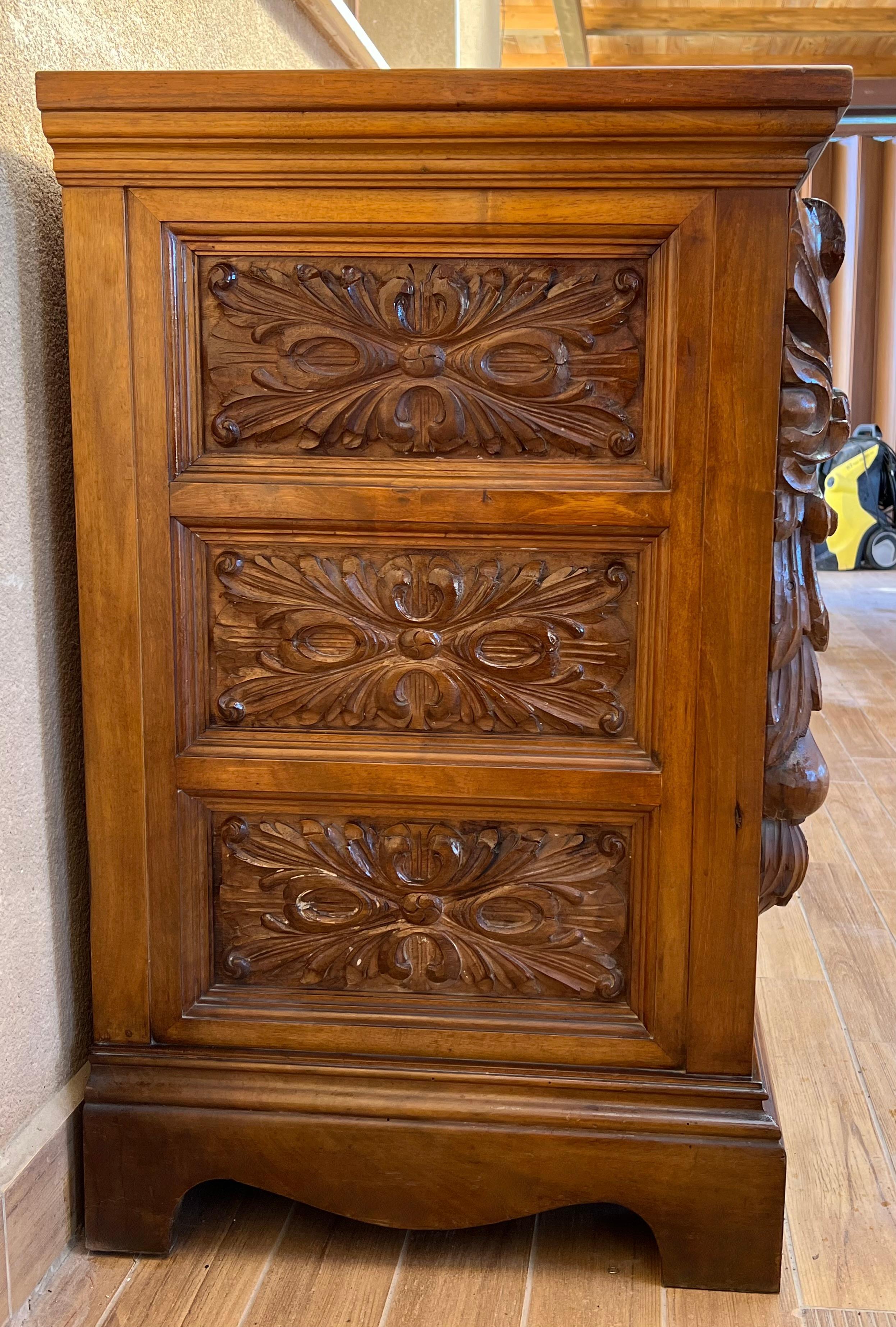Antique Spanish Carved Walnut Sideboard with Florals Reliefs, circa 1870-1880 For Sale 5