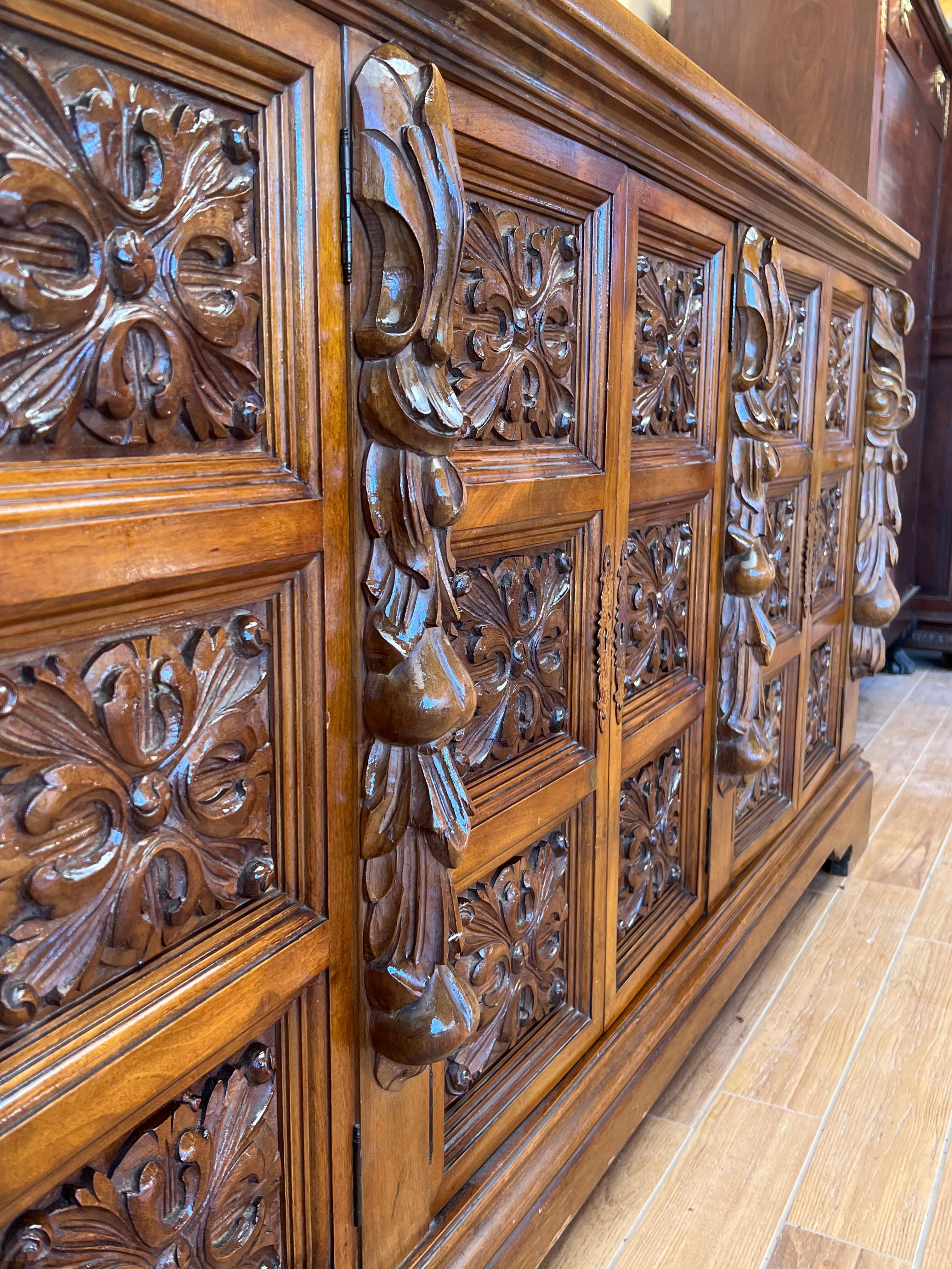 Antique Spanish Carved Walnut Sideboard with Florals Reliefs, circa 1870-1880 For Sale 6