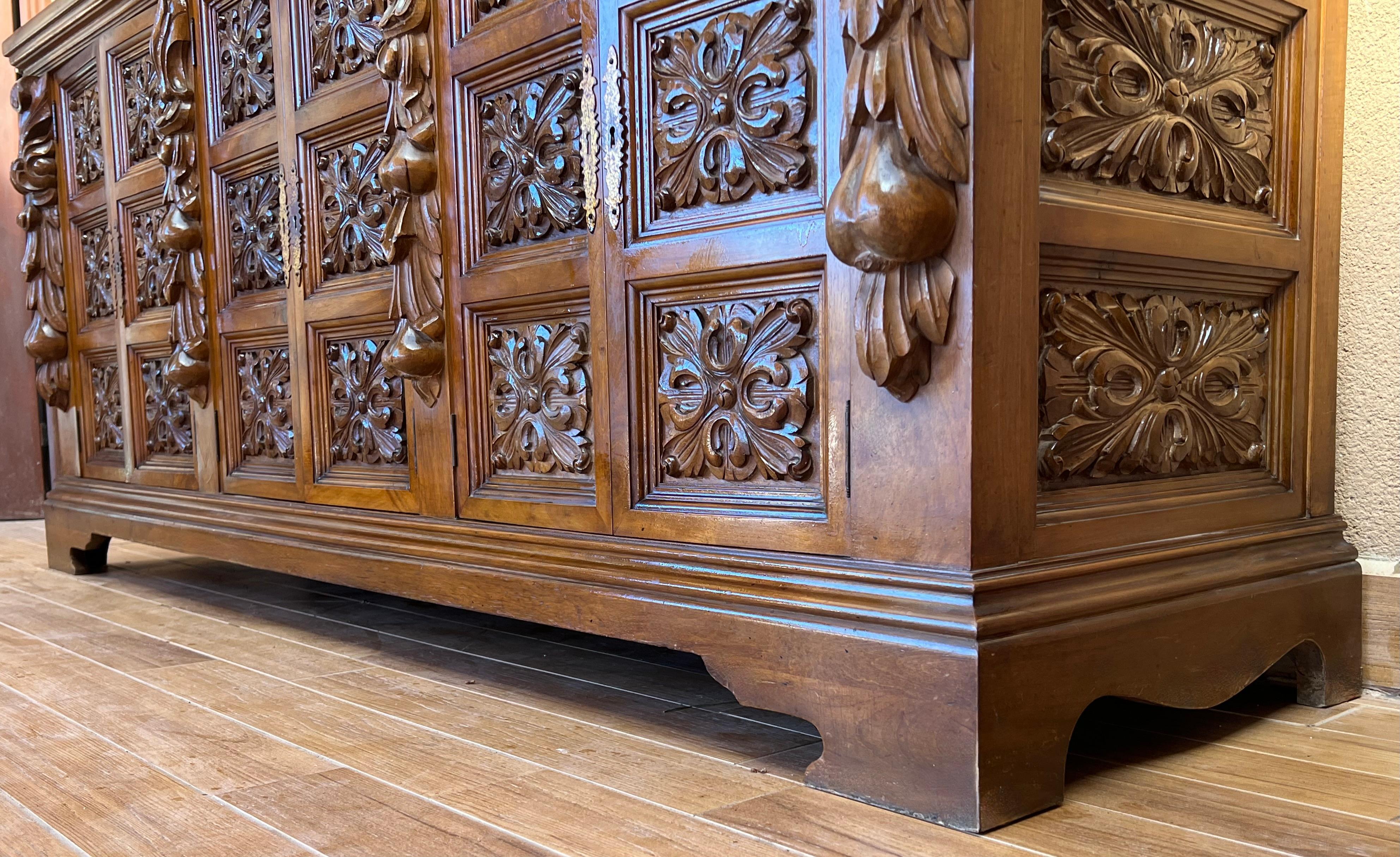 Antique Spanish Carved Walnut Sideboard with Florals Reliefs, circa 1870-1880 For Sale 8