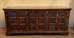 Ancien buffet espagnol en noyer sculpté avec reliefs floraux, vers 1870-1880