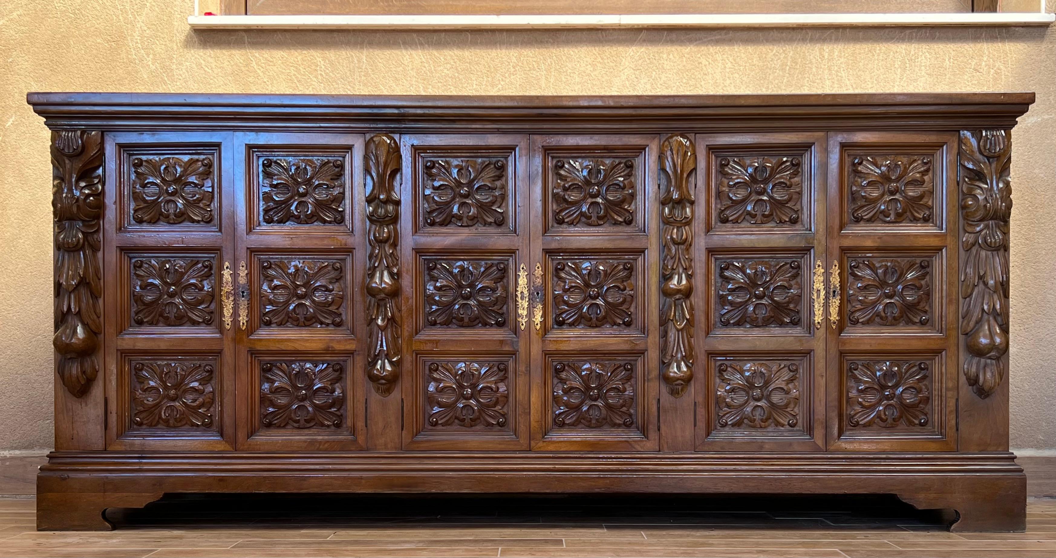 Antique Spanish Carved Walnut Sideboard with Florals Reliefs, circa 1870-1880 For Sale 1