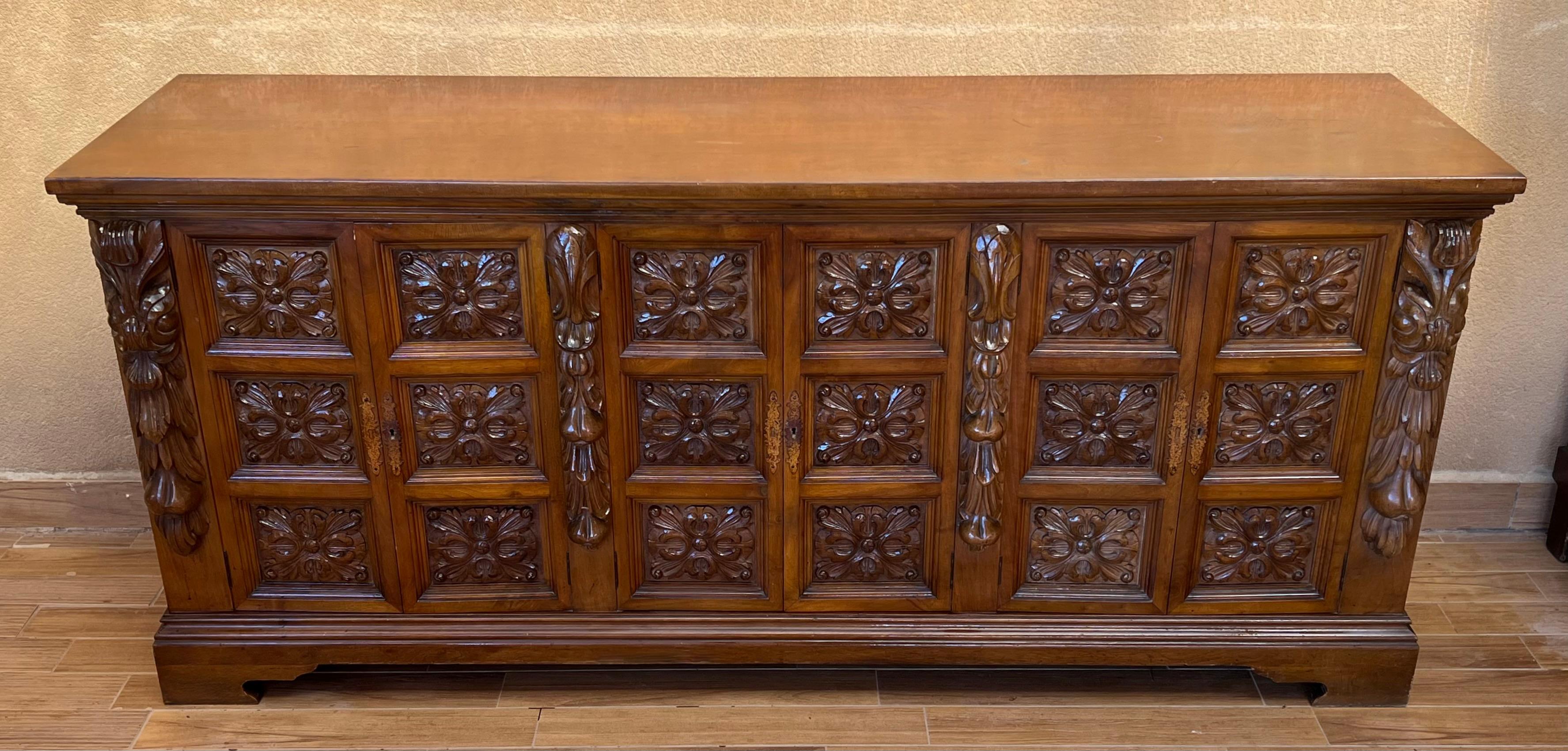 Antique Spanish Carved Walnut Sideboard with Florals Reliefs, circa 1870-1880 For Sale 2