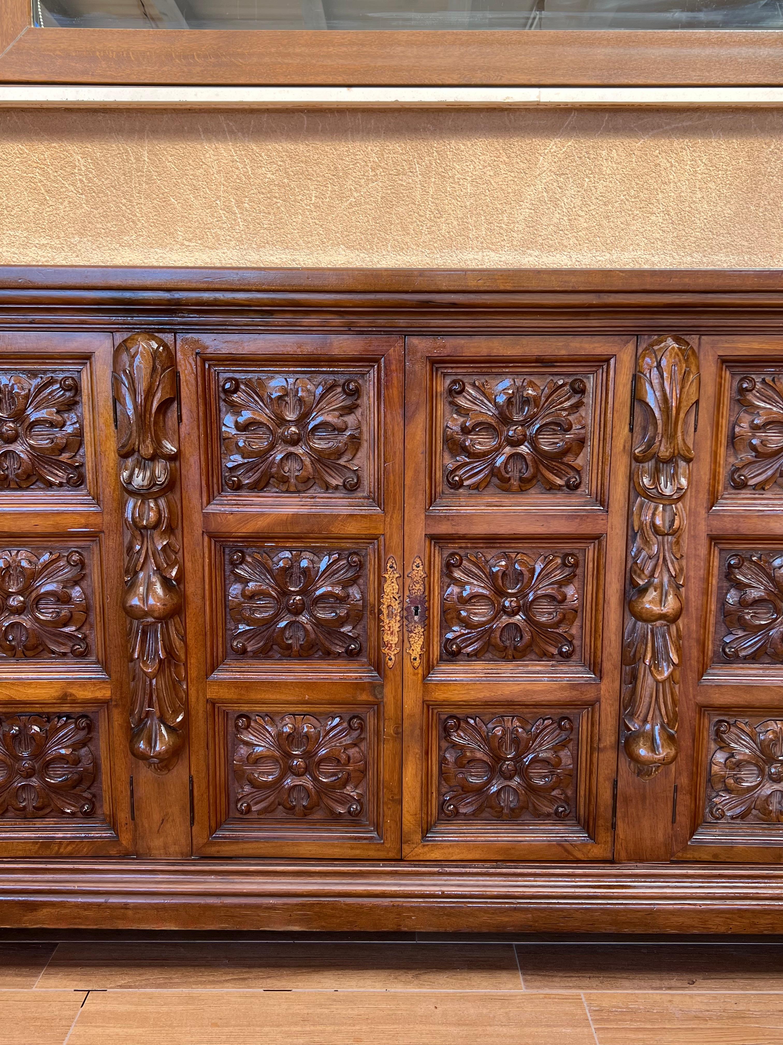 Antique Spanish Carved Walnut Sideboard with Florals Reliefs, circa 1870-1880 For Sale 3