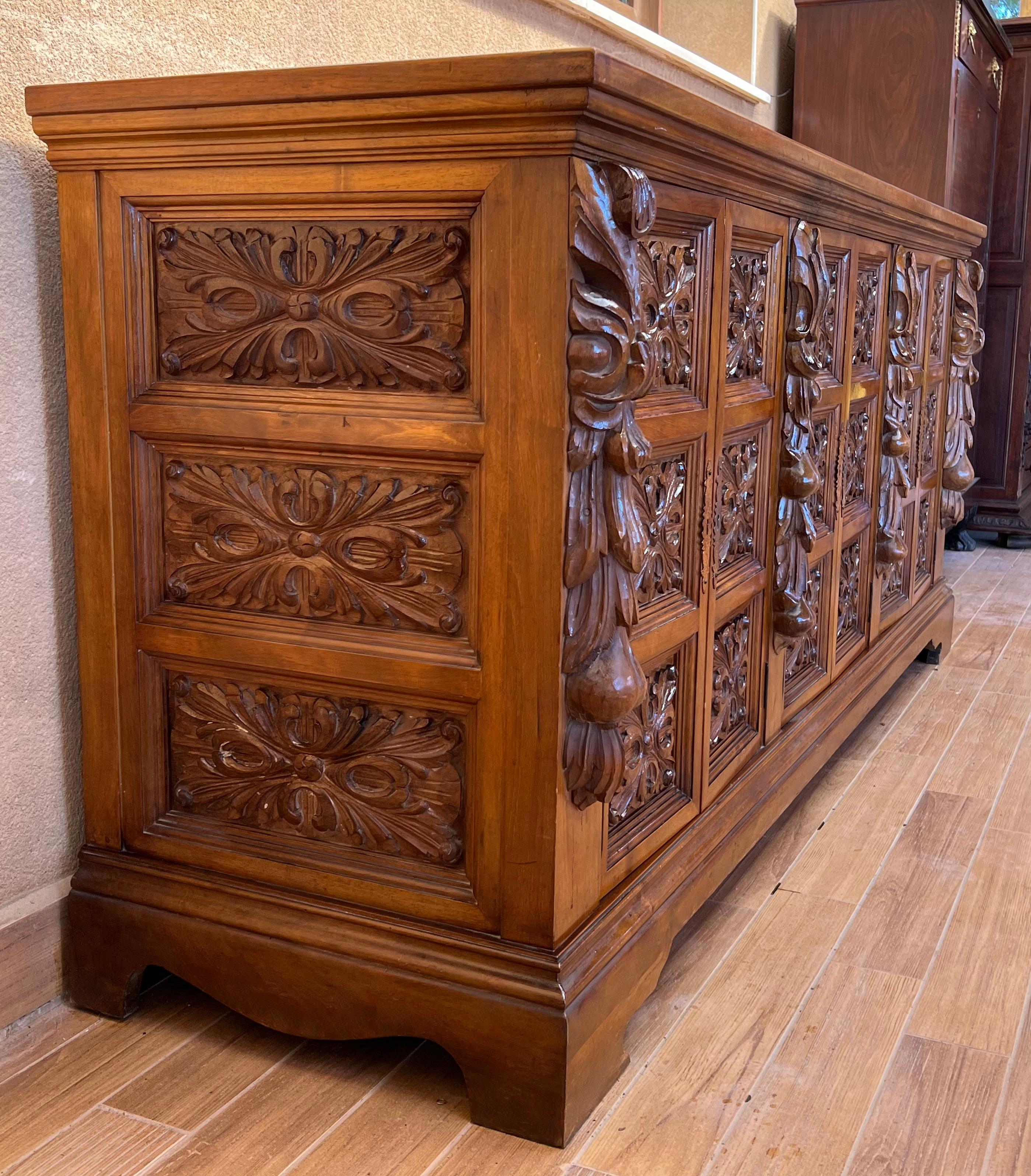 Antique Spanish Carved Walnut Sideboard with Florals Reliefs, circa 1870-1880 For Sale 4