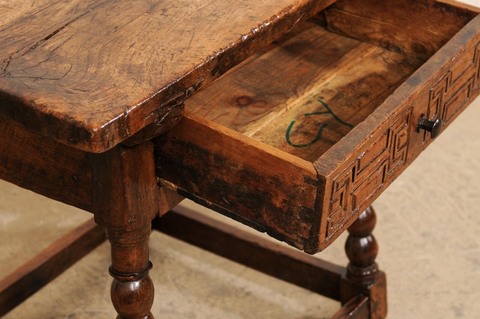 Antike Spanisch geschnitzt-Holz Akzent Tisch w/Schublade (19. Jahrhundert) im Angebot