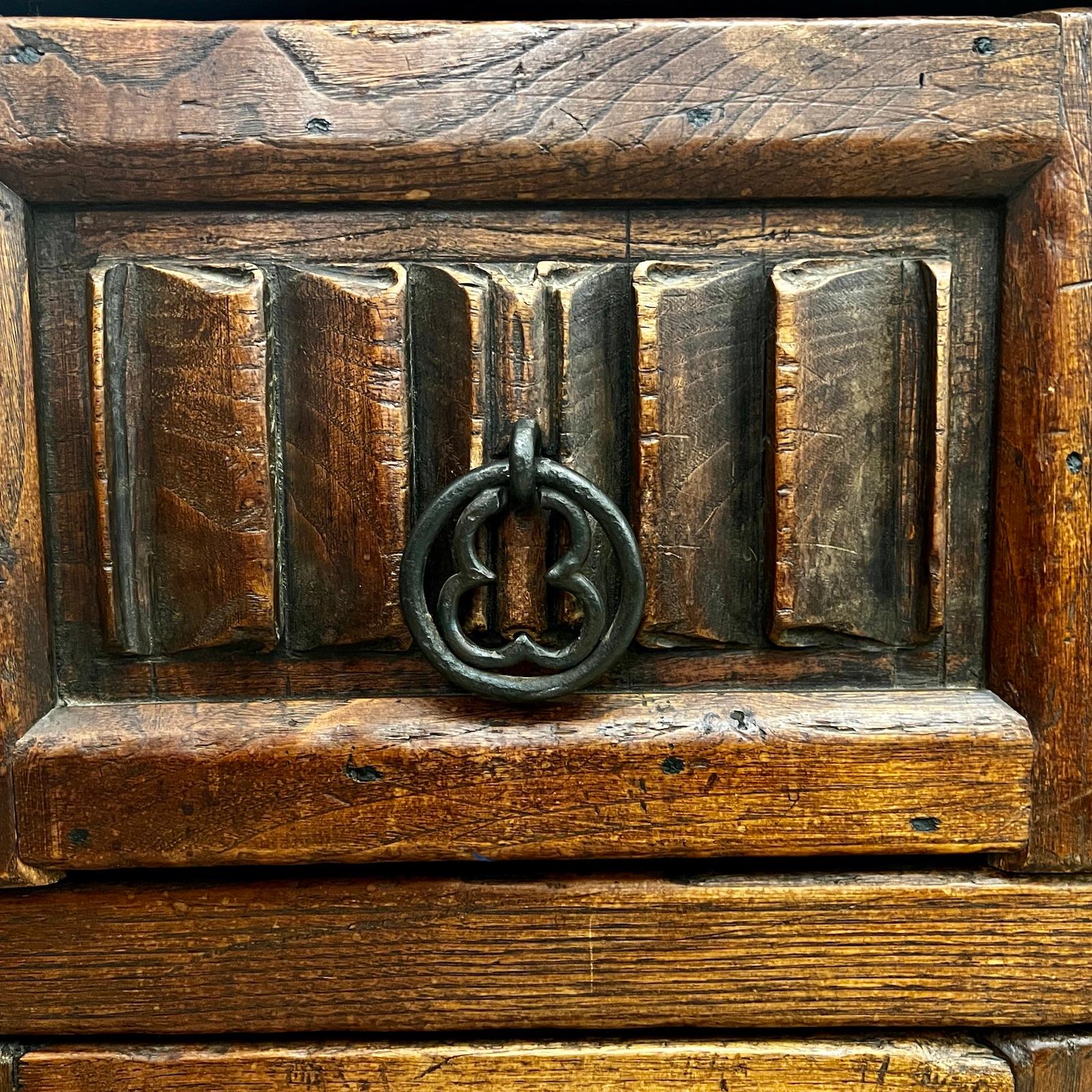 Début du 20ème siècle Ancienne armoire espagnole en bois sculpté en vente