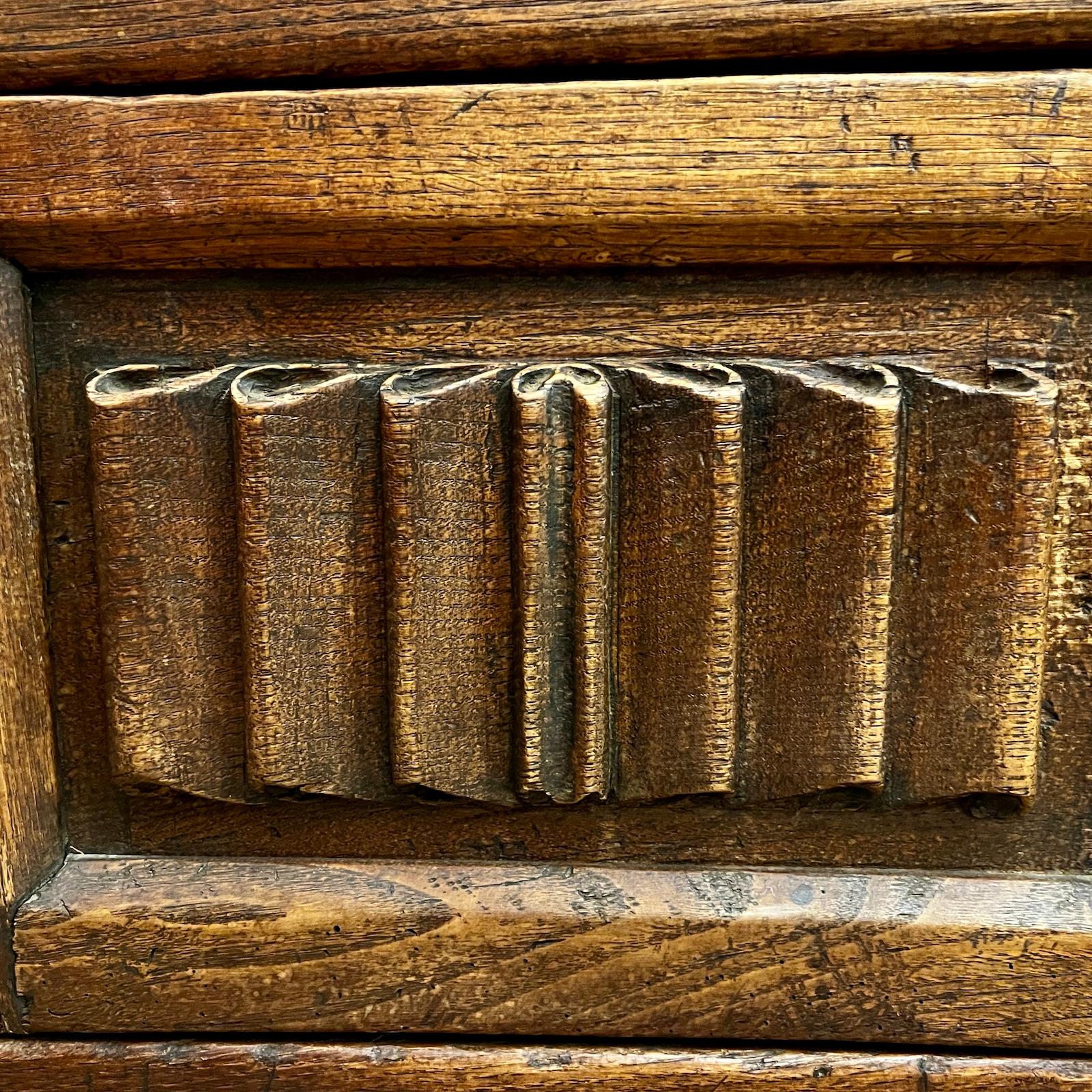 Bois Ancienne armoire espagnole en bois sculpté en vente