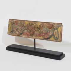 Ancien panneau espagnol en bois sculpté avec figure d'ange, Circa 1550-1650