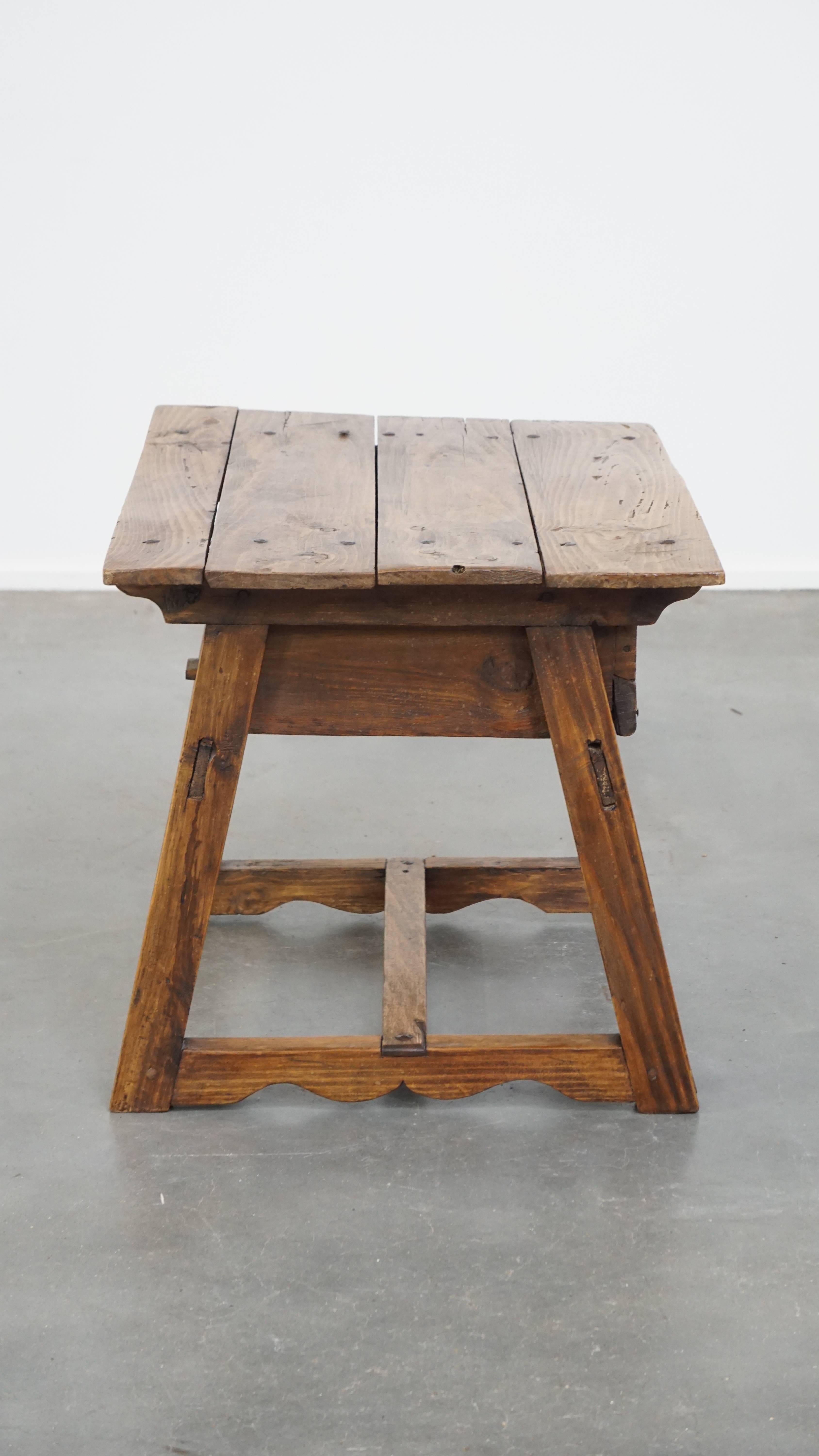 Romano classico Antico tavolino da salotto spagnolo in legno di frutto in vendita
