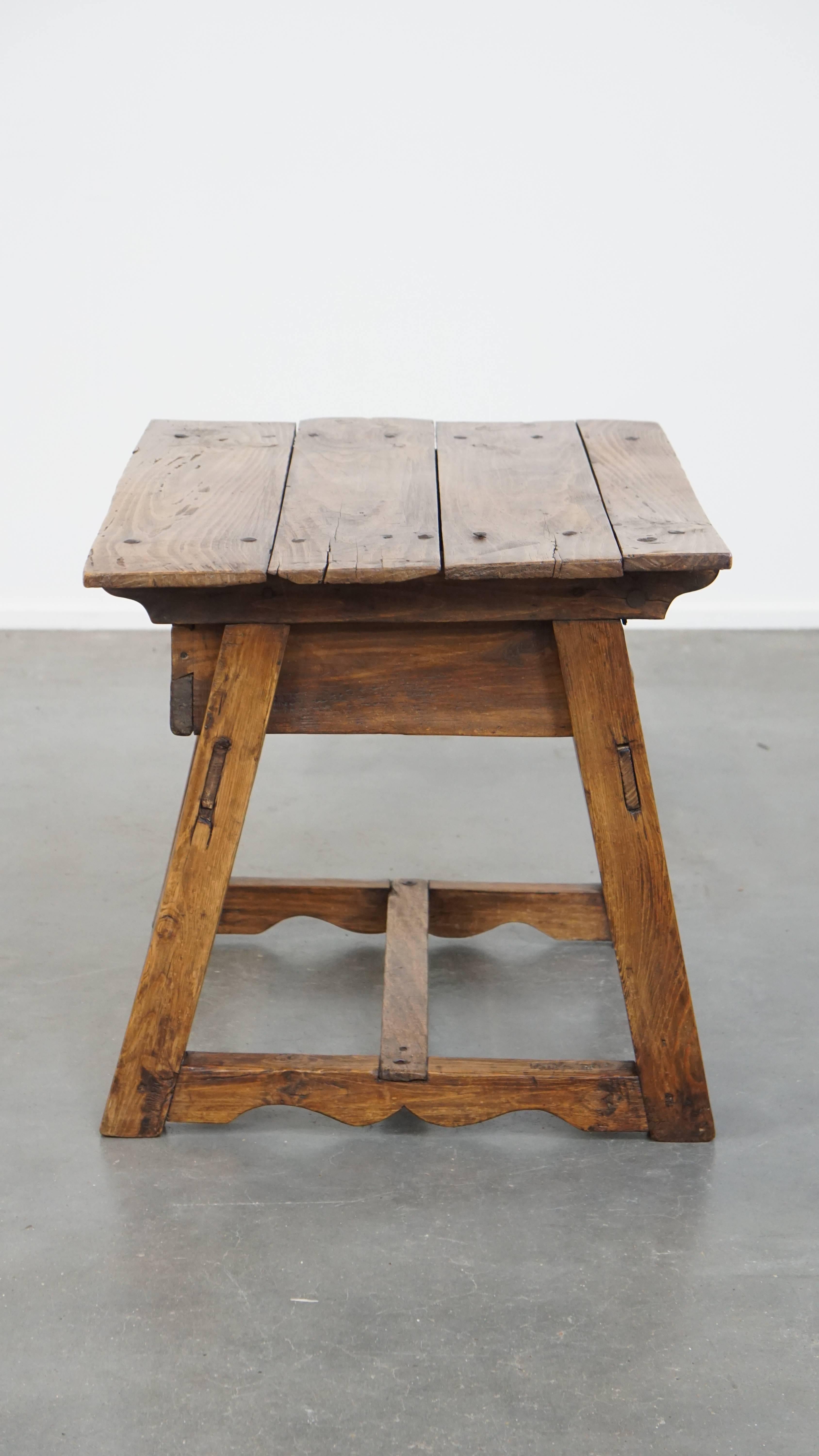 Antico tavolino da salotto spagnolo in legno di frutto In condizioni discrete in vendita a Harderwijk, NL