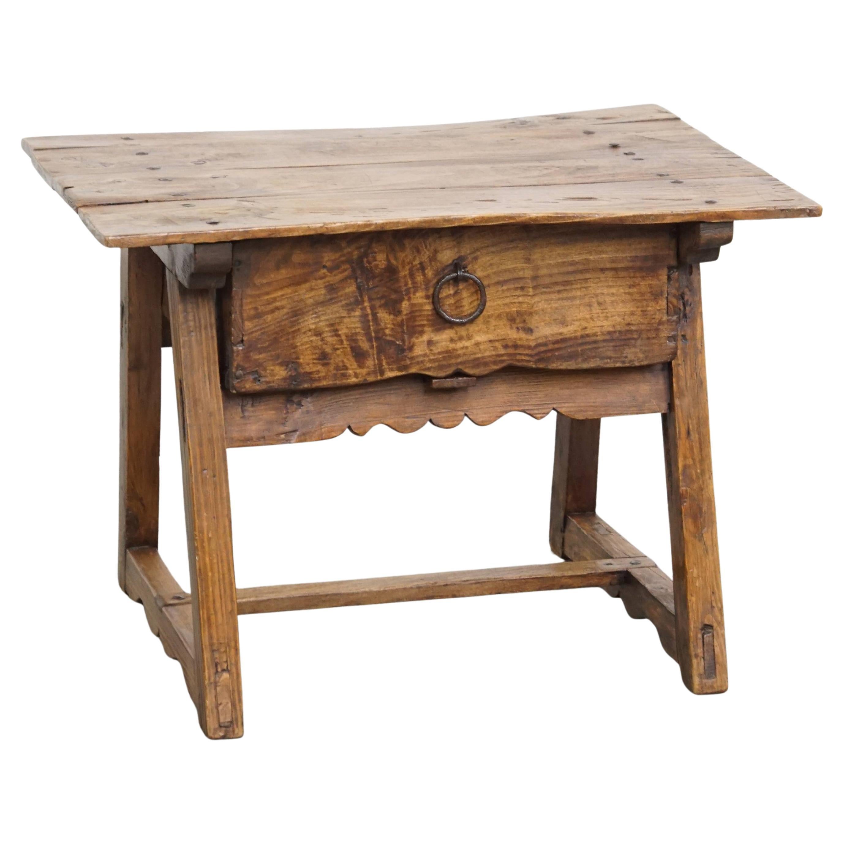 Antico tavolino da salotto spagnolo in legno di frutto in vendita
