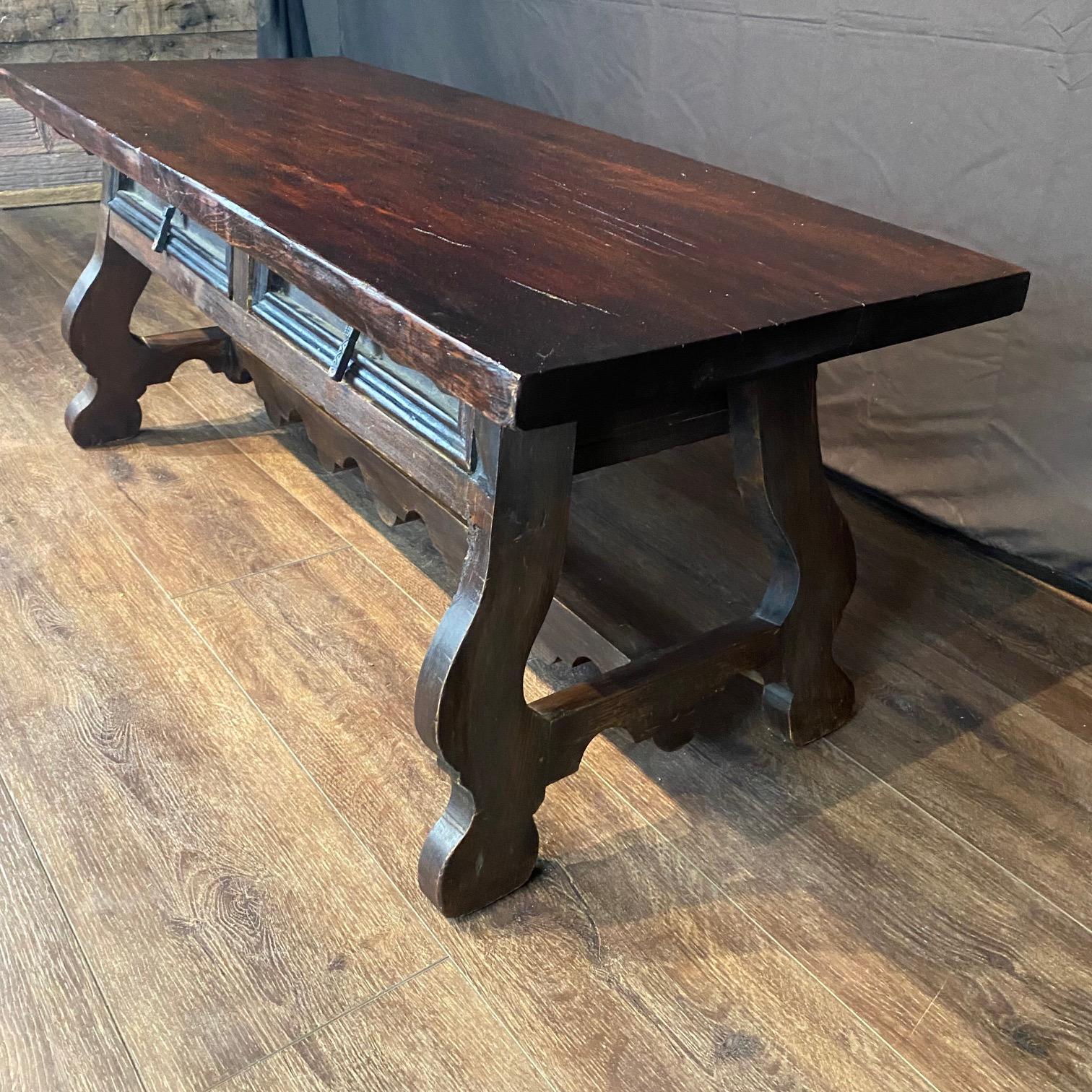 Antigua mesa baja española con cajones de doble cara y patas de lira en venta 3