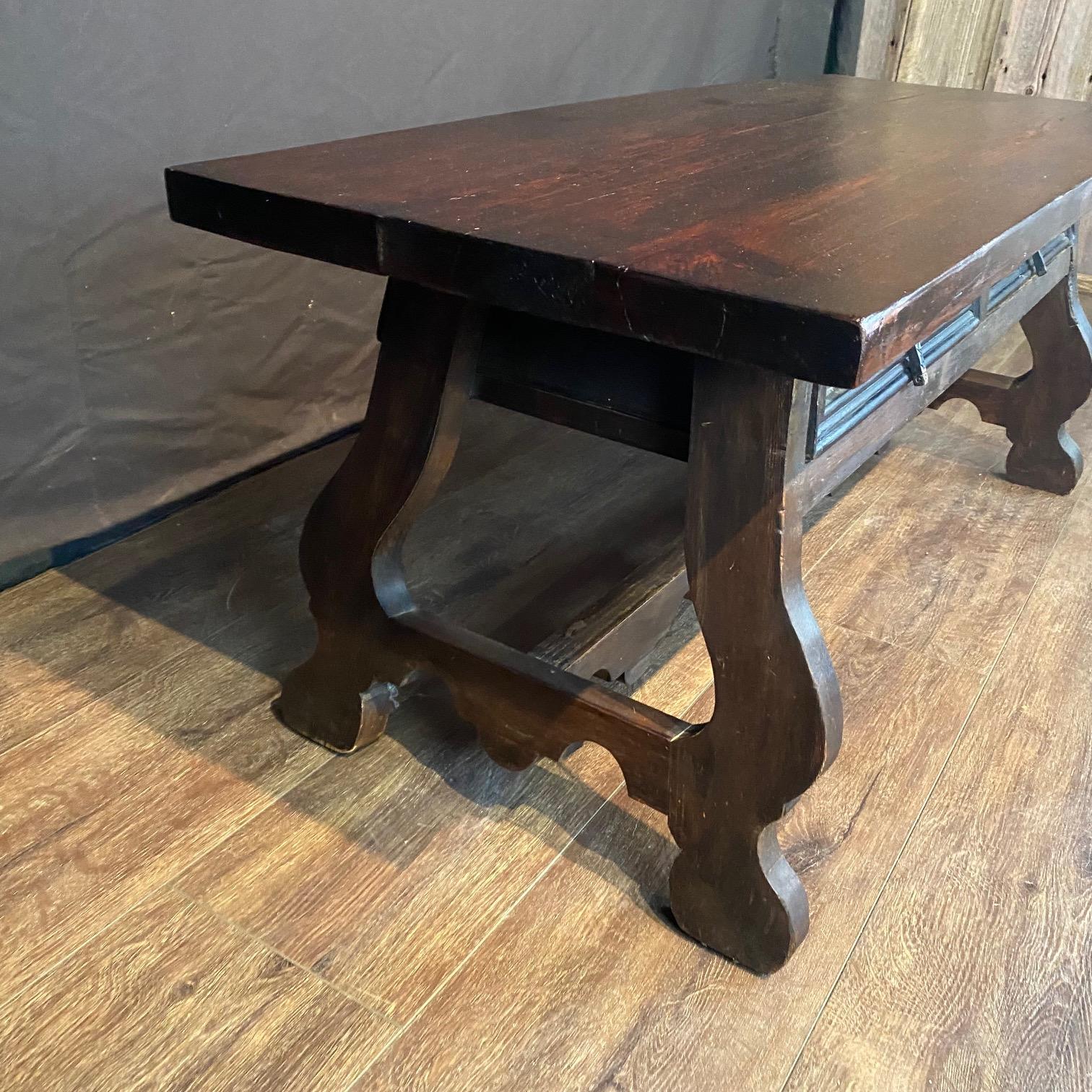 Antigua mesa baja española con cajones de doble cara y patas de lira en venta 4