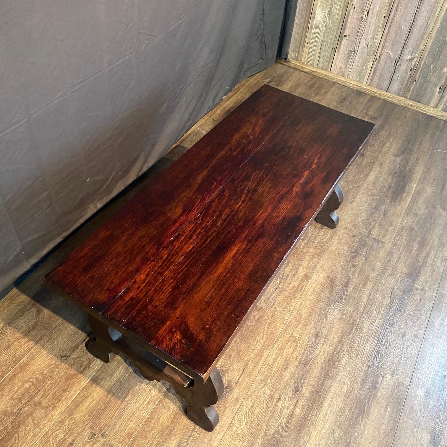 Antigua mesa baja española con cajones de doble cara y patas de lira Colonial español en venta
