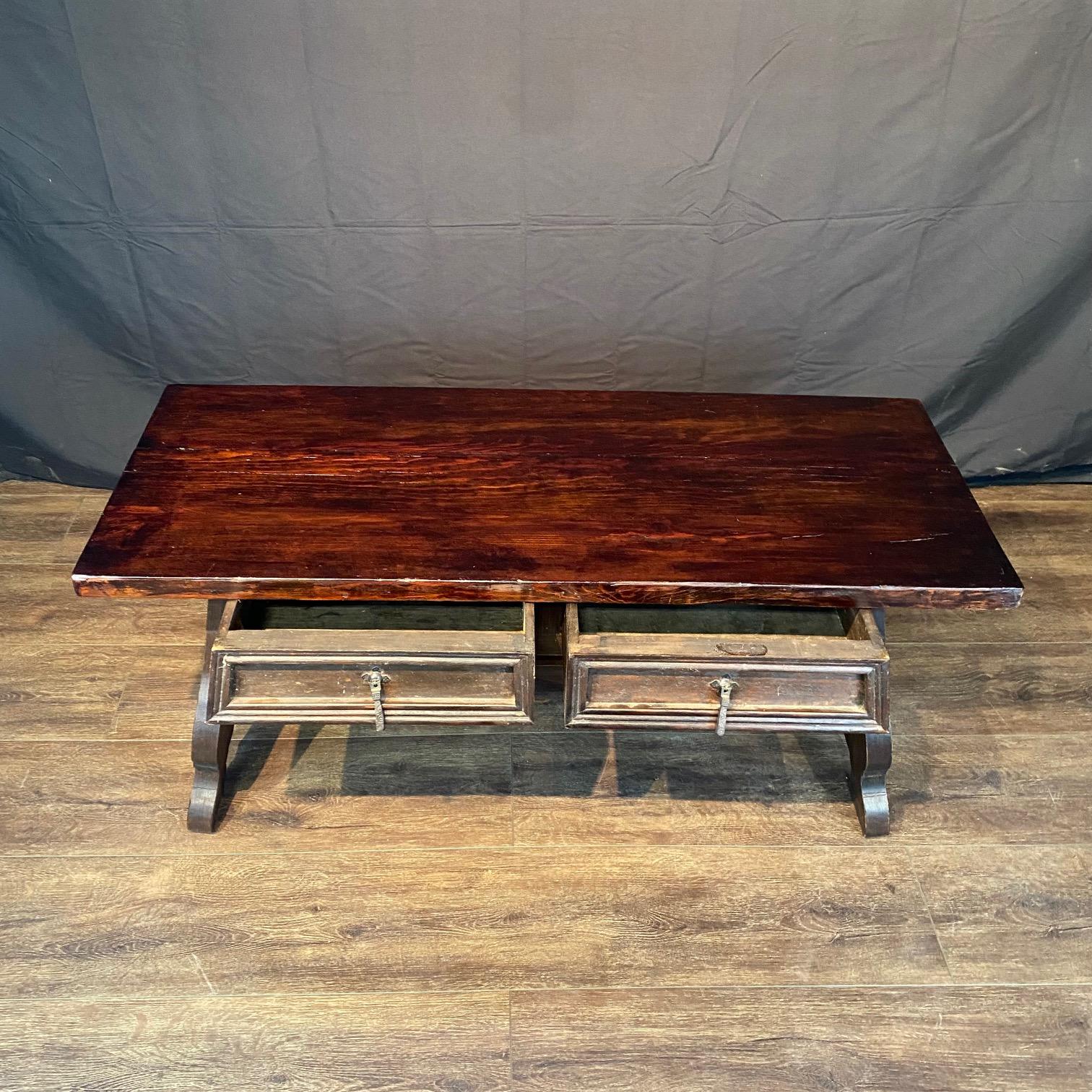 Antigua mesa baja española con cajones de doble cara y patas de lira Español en venta