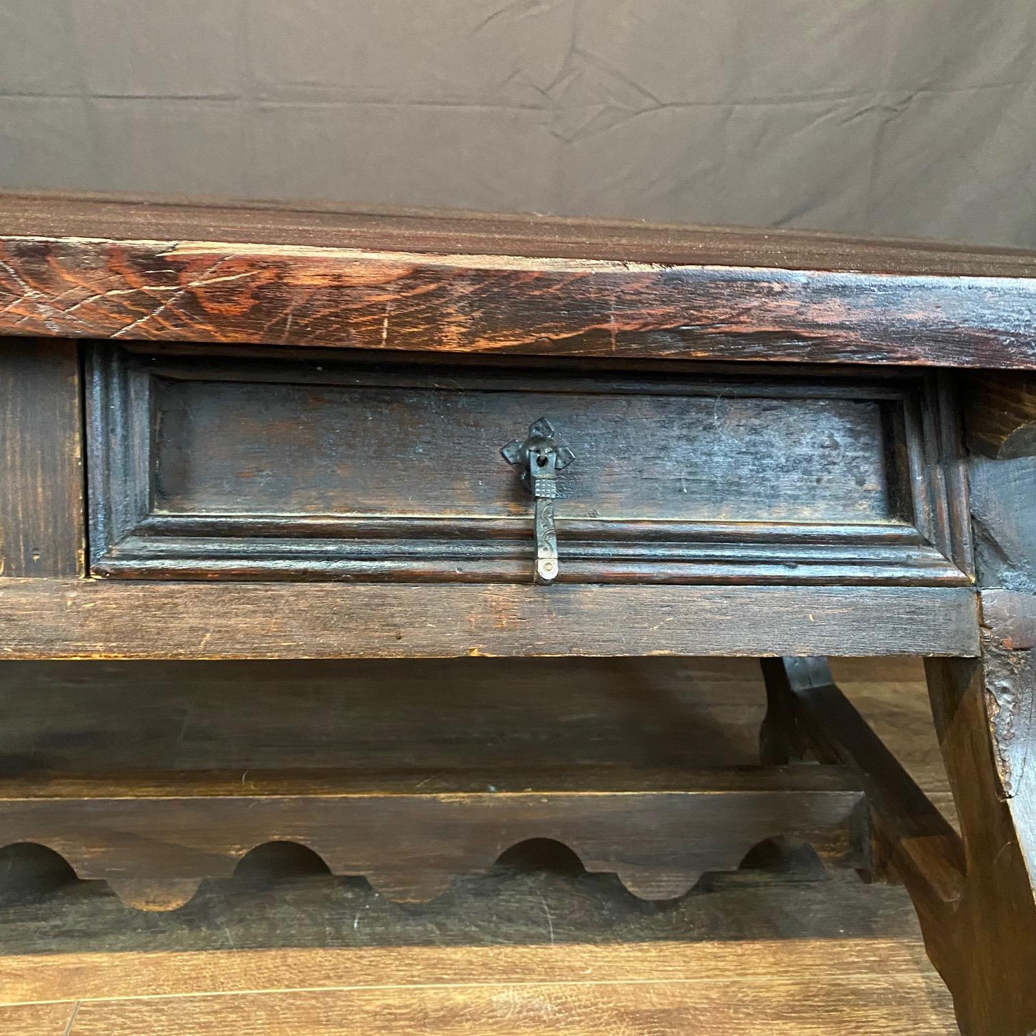 Antigua mesa baja española con cajones de doble cara y patas de lira en Bueno estado para la venta en Hopewell, NJ