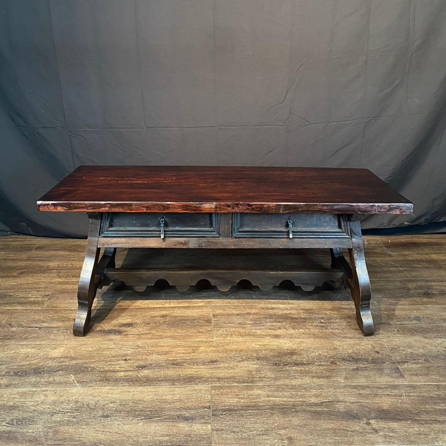 Antigua mesa baja española con cajones de doble cara y patas de lira principios del siglo XX en venta