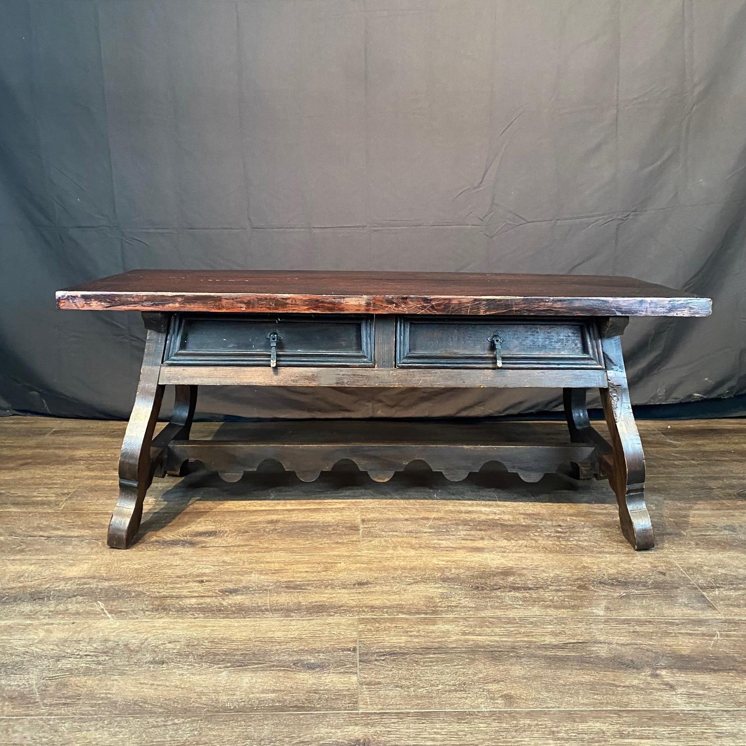 Antigua mesa baja española con cajones de doble cara y patas de lira Nogal en venta