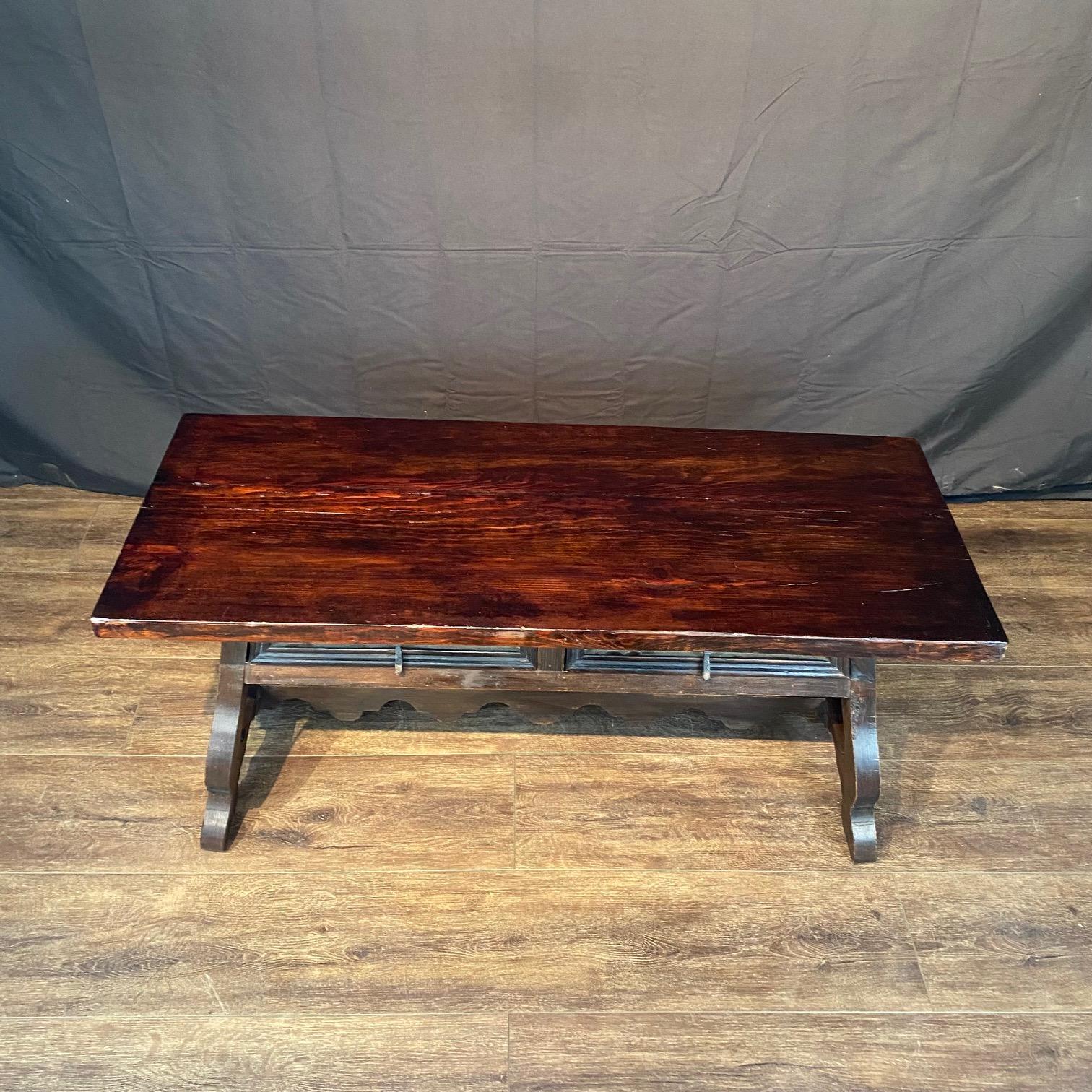 Antigua mesa baja española con cajones de doble cara y patas de lira en venta 1