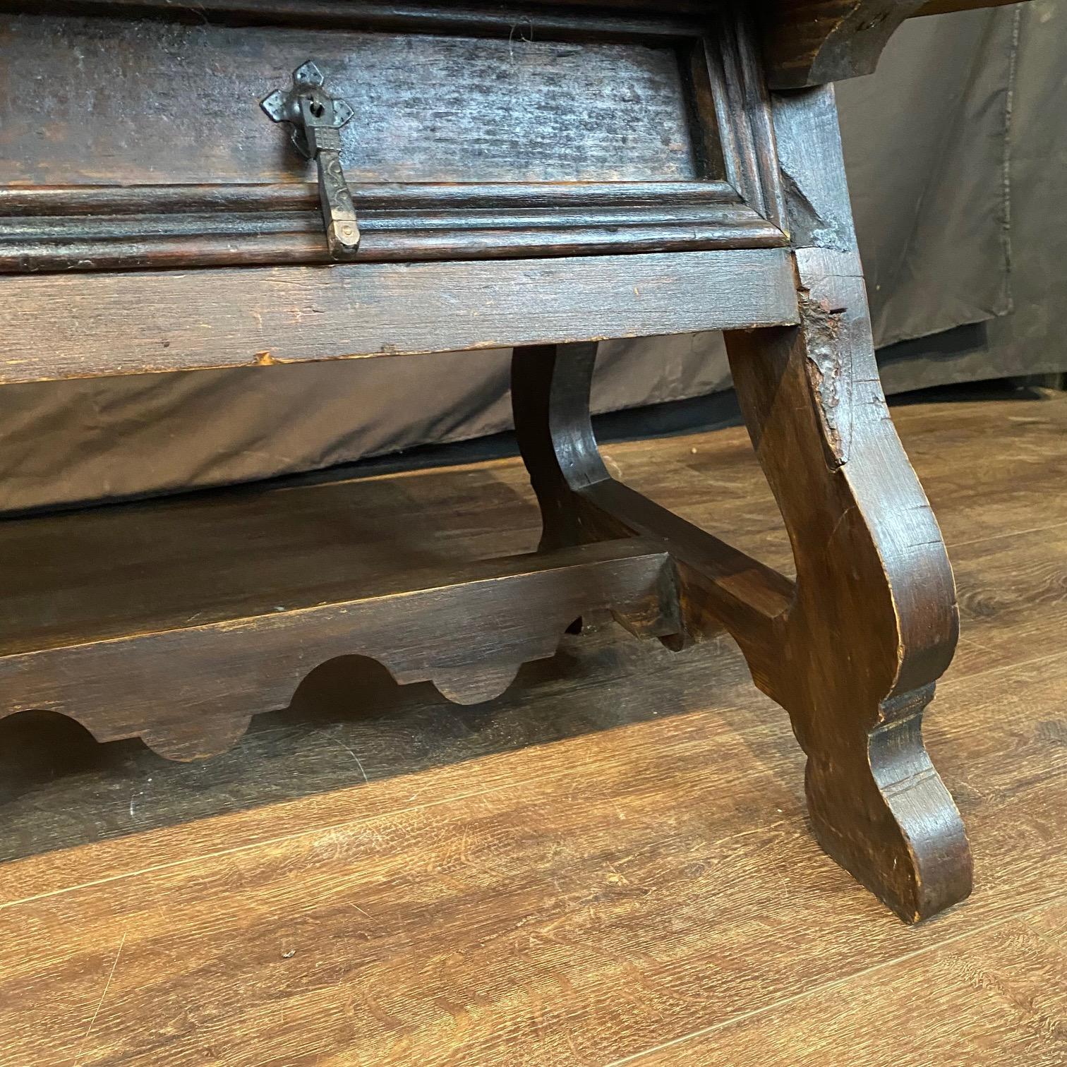 Antigua mesa baja española con cajones de doble cara y patas de lira en venta 2