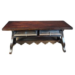 Table basse espagnole ancienne avec tiroirs double face et pieds en lyre