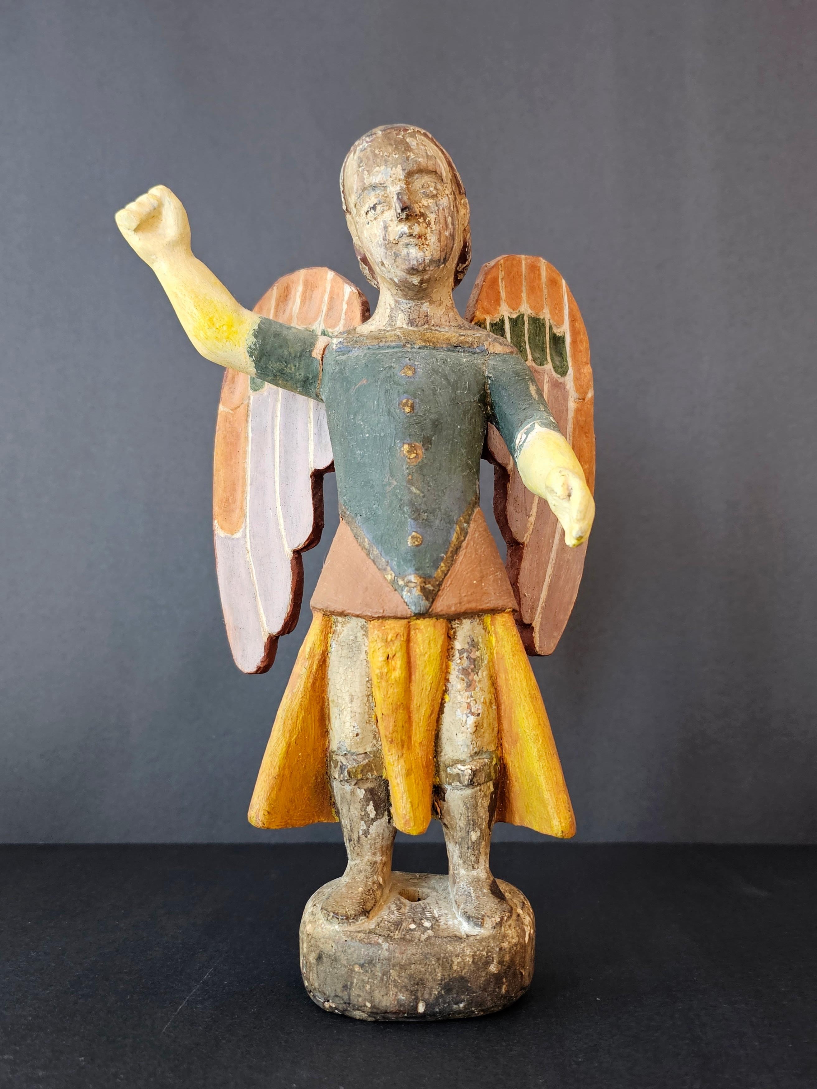 Antike spanische Kolonial-Archangel-Schnitzerei aus polychromem Holz, Santo-Schnitzerei  im Angebot 8