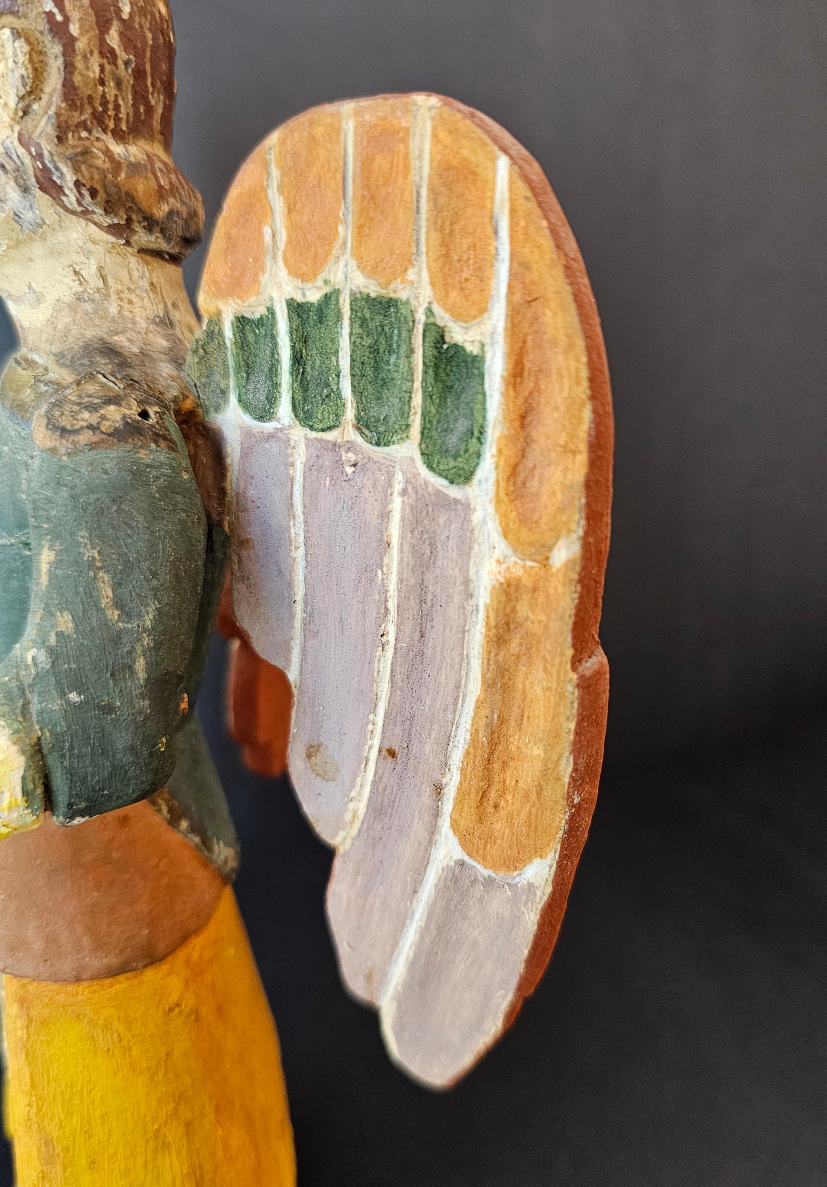 Antike spanische Kolonial-Archangel-Schnitzerei aus polychromem Holz, Santo-Schnitzerei  (Handgeschnitzt) im Angebot
