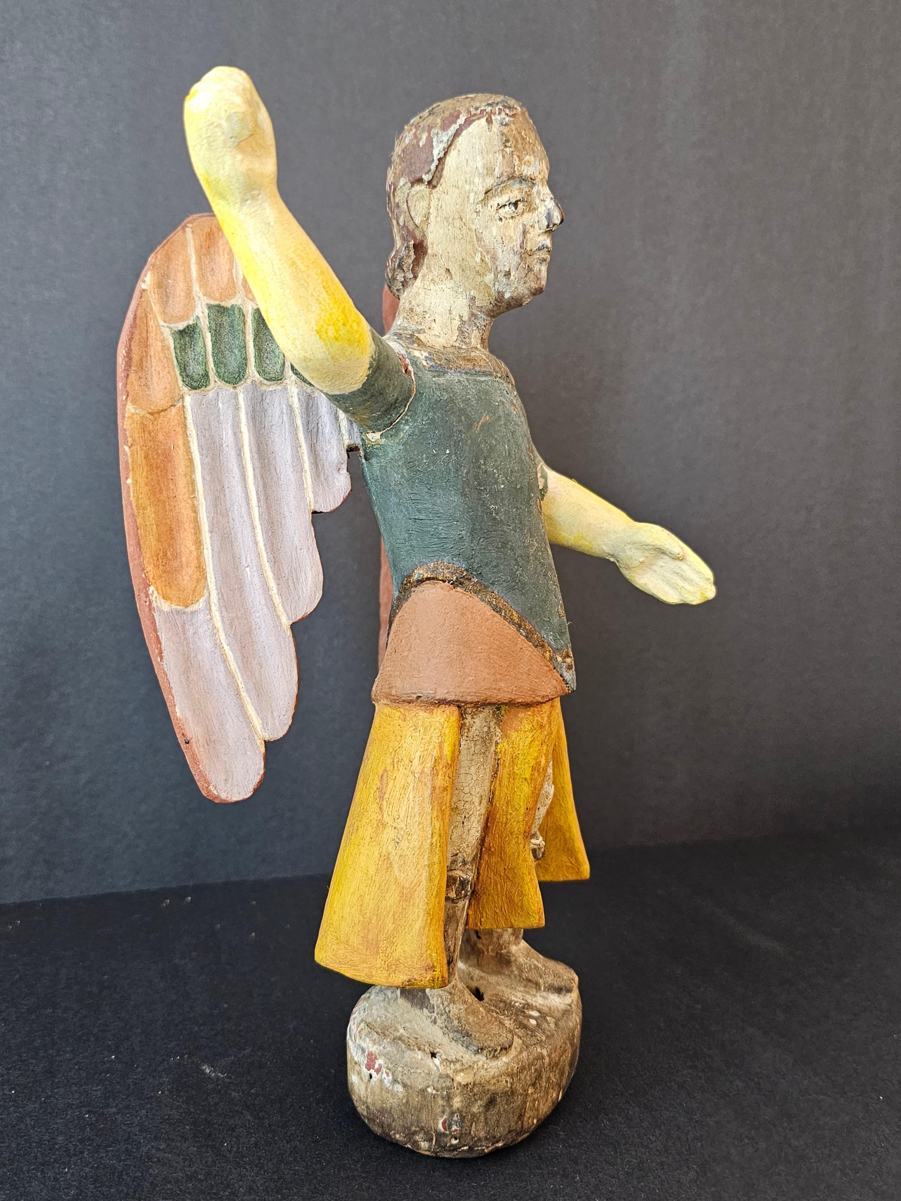 Antike spanische Kolonial-Archangel-Schnitzerei aus polychromem Holz, Santo-Schnitzerei  im Angebot 1