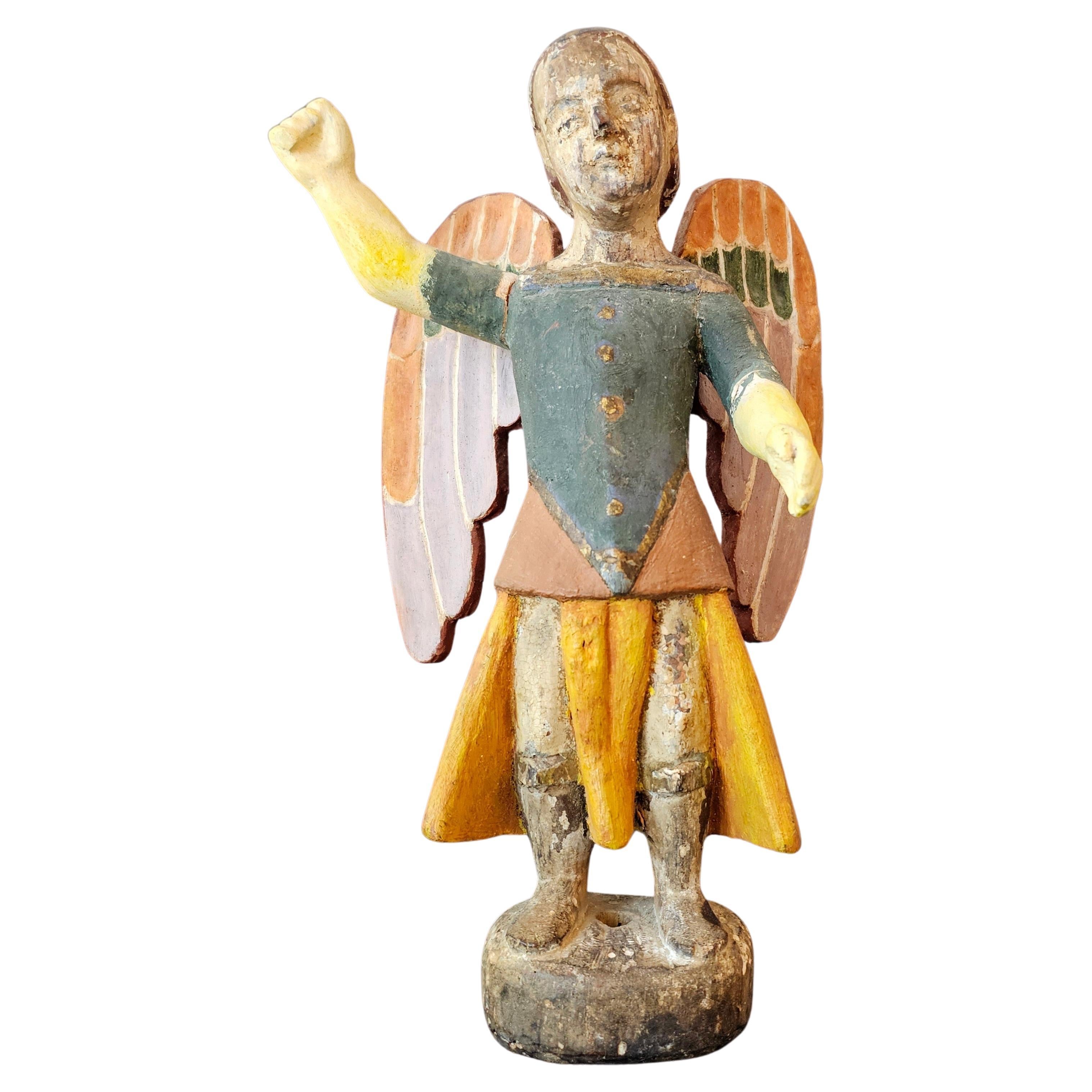 Antike spanische Kolonial-Archangel-Schnitzerei aus polychromem Holz, Santo-Schnitzerei  im Angebot