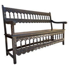 Banc ancien en noyer sculpté de l'époque coloniale espagnole, années 1910