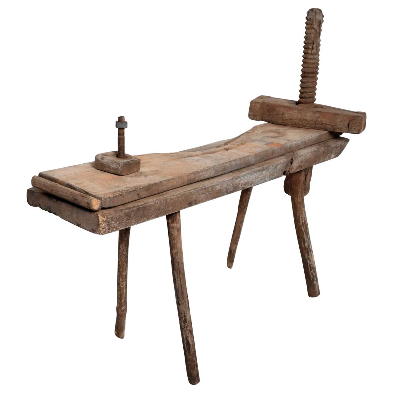 Banc de travail colonial espagnol primitif Mesquite des années 1800 Mexique en vente