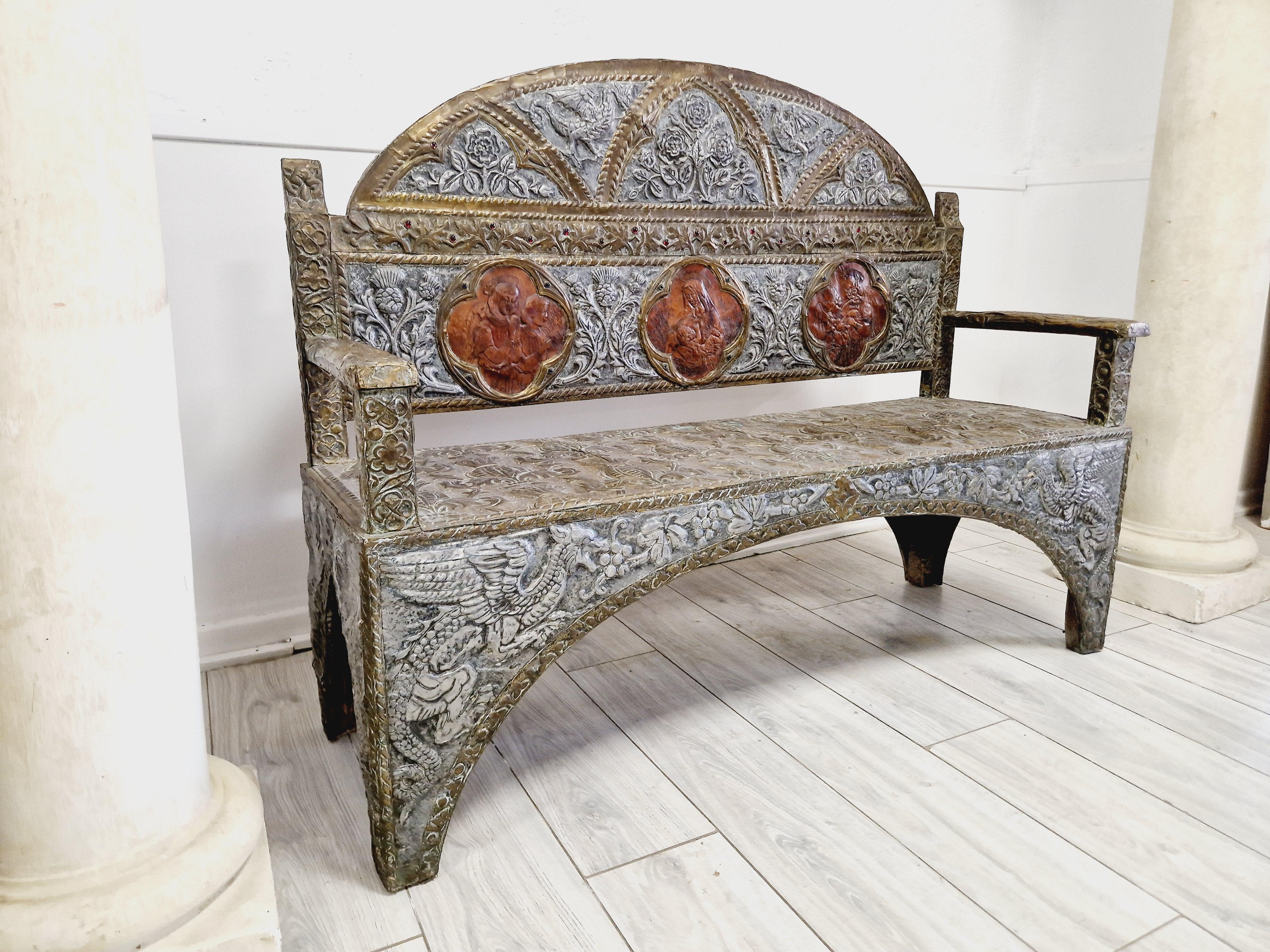 Ancien canapé colonial en métal embossé et laiton Bon état - En vente à Buxton, GB