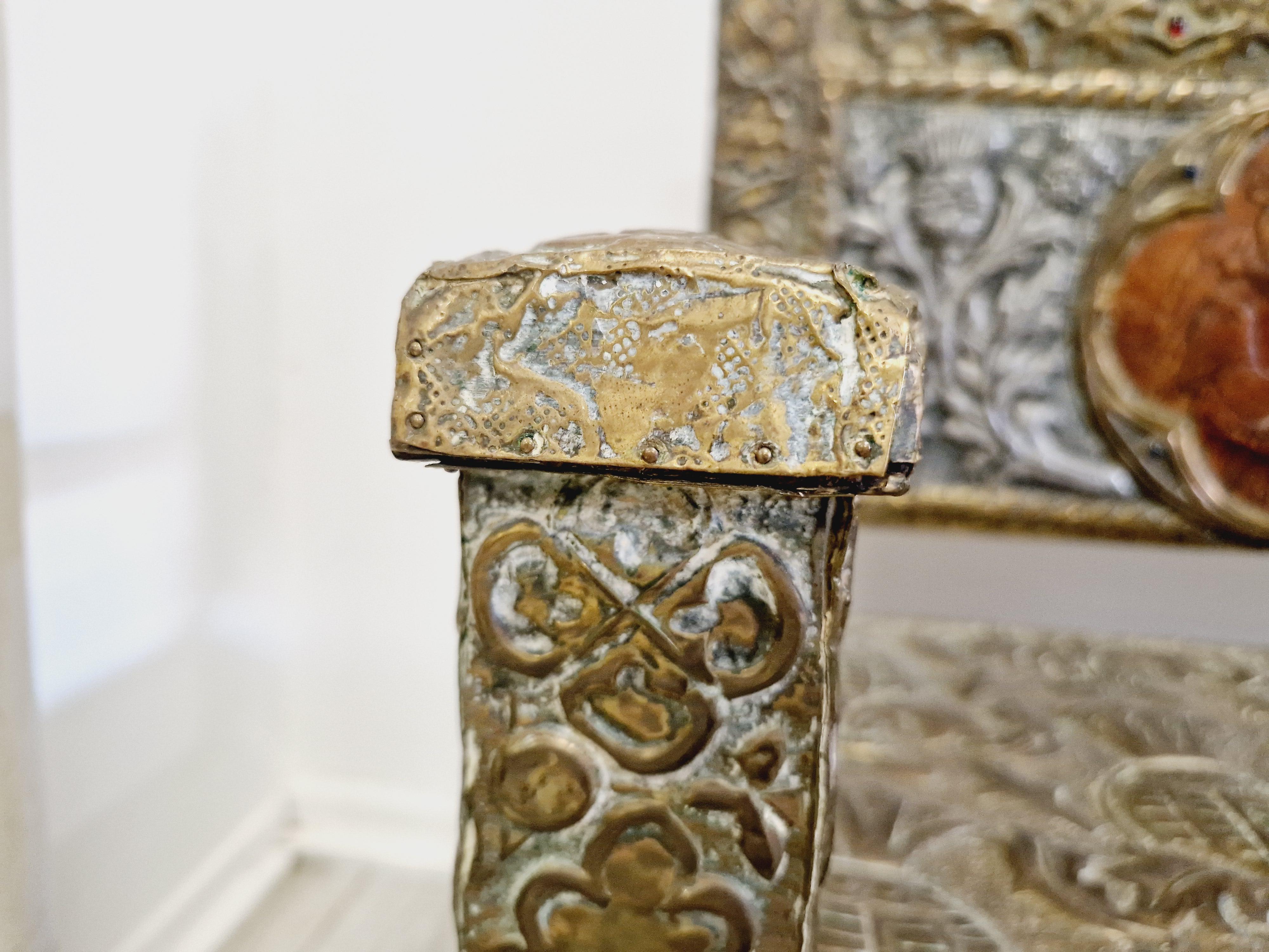 XIXe siècle Ancien canapé colonial en métal embossé et laiton en vente