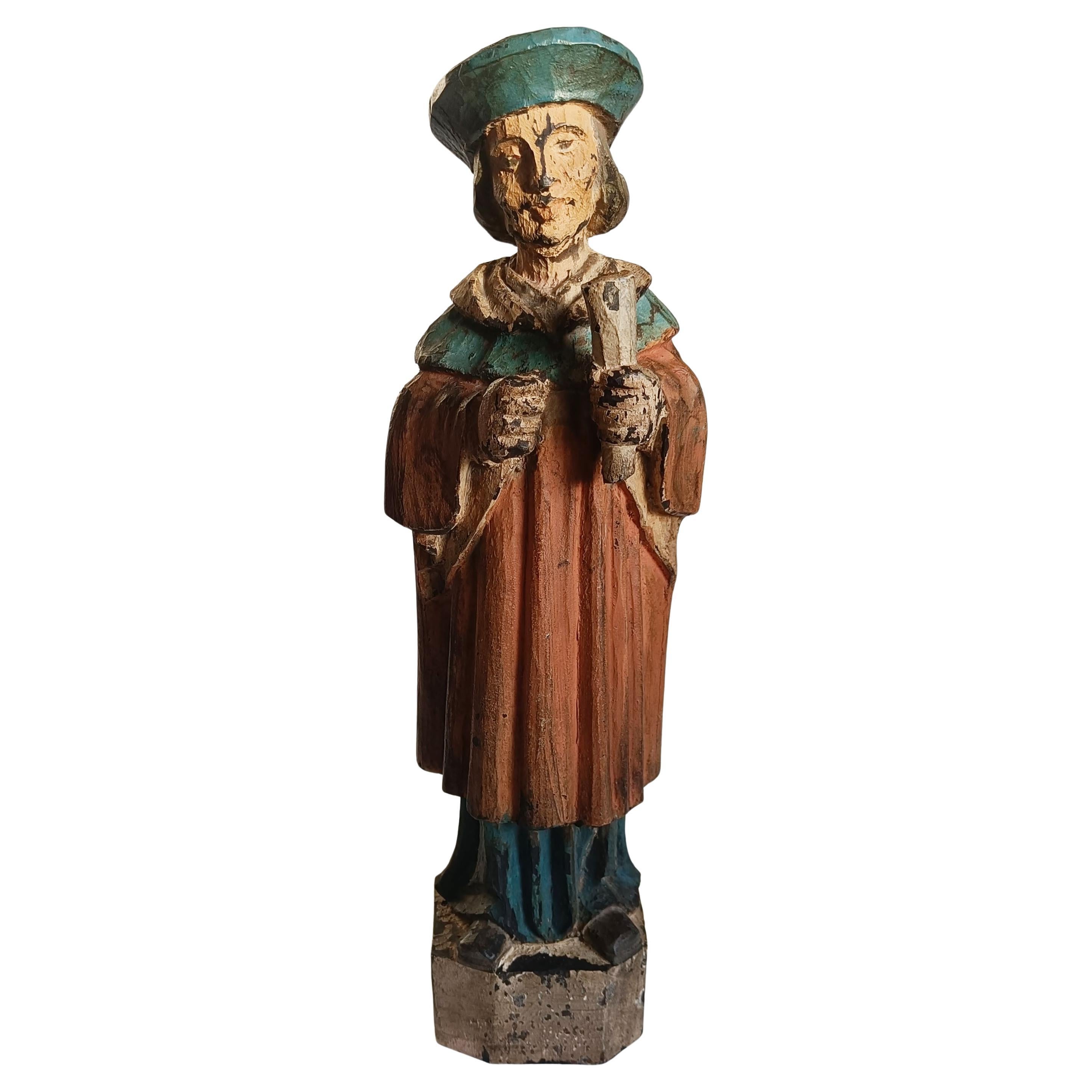  Antica figura di Santos in stile policromo coloniale spagnolo, probabilmente delle Filippine La figura, finemente scolpita, è in legno duro e poggia su un'asta.  base a piedistallo, dipinta in colori policromi con doratura, il volto ben definito 