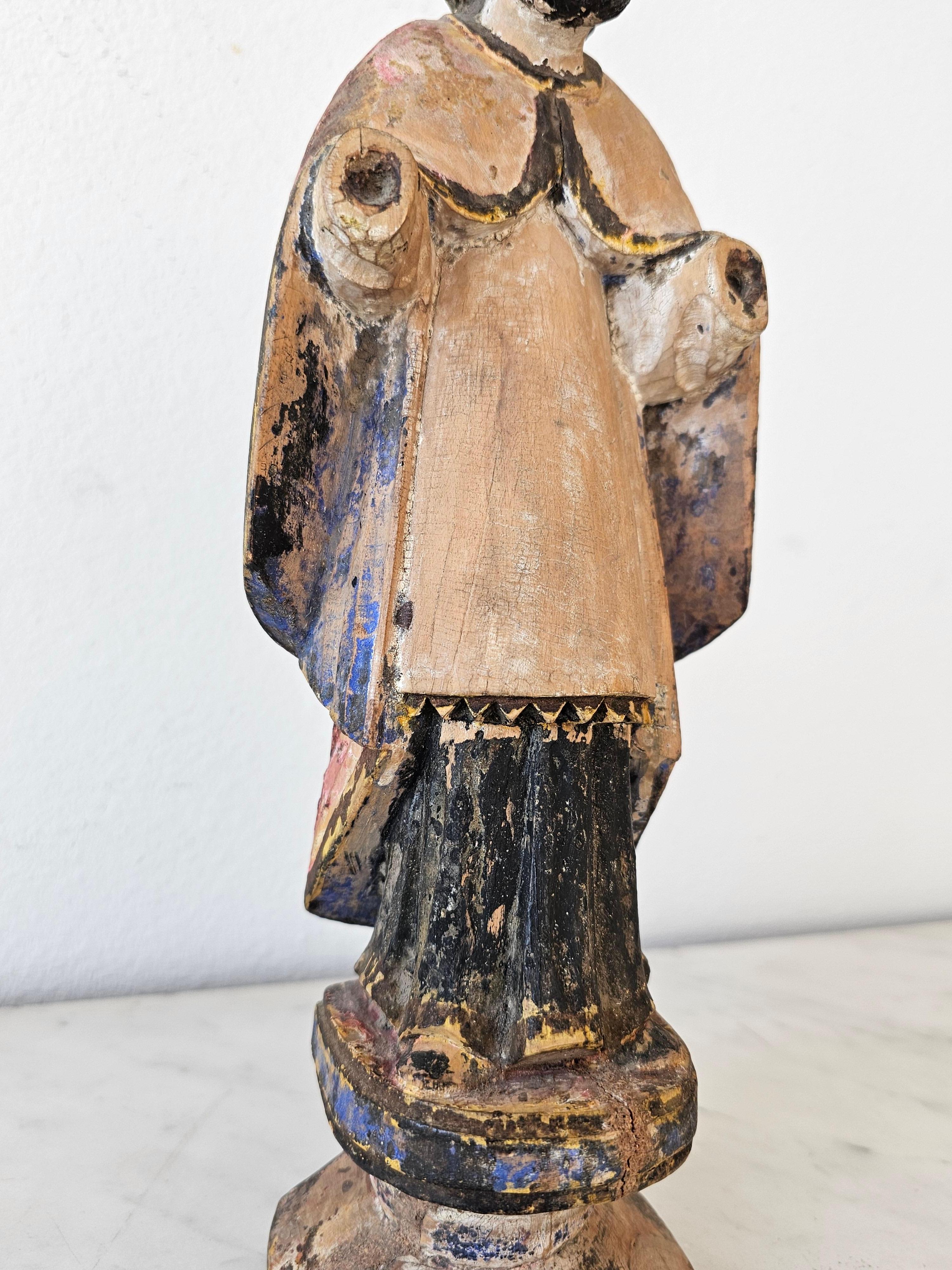 Antike, polychrom geschnitzte Santo-Altarfigur aus der spanischen Kolonialzeit im hispano-Philippinischen Stil im Angebot 4