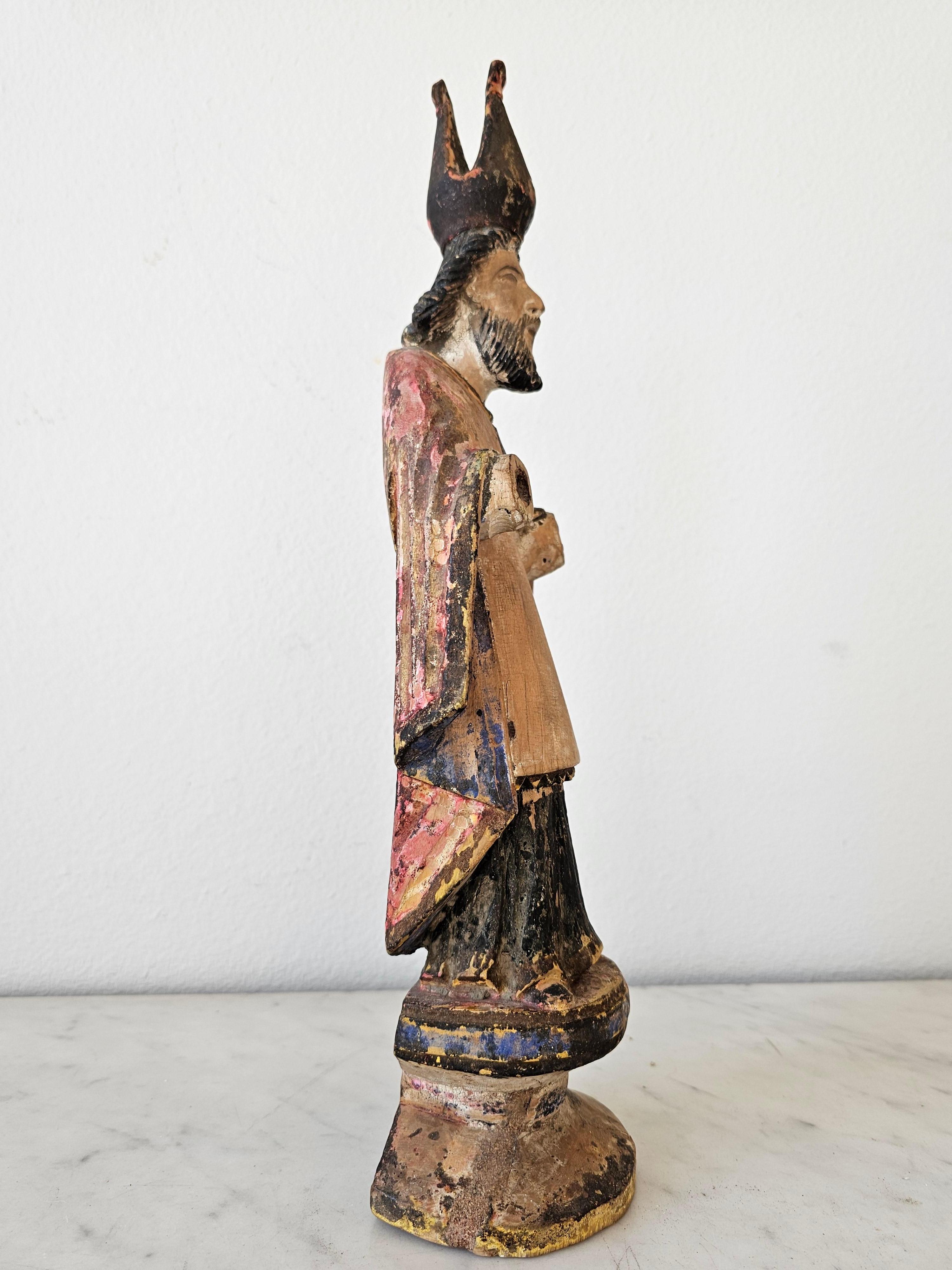 Antike, polychrom geschnitzte Santo-Altarfigur aus der spanischen Kolonialzeit im hispano-Philippinischen Stil (Spanisch Kolonial) im Angebot