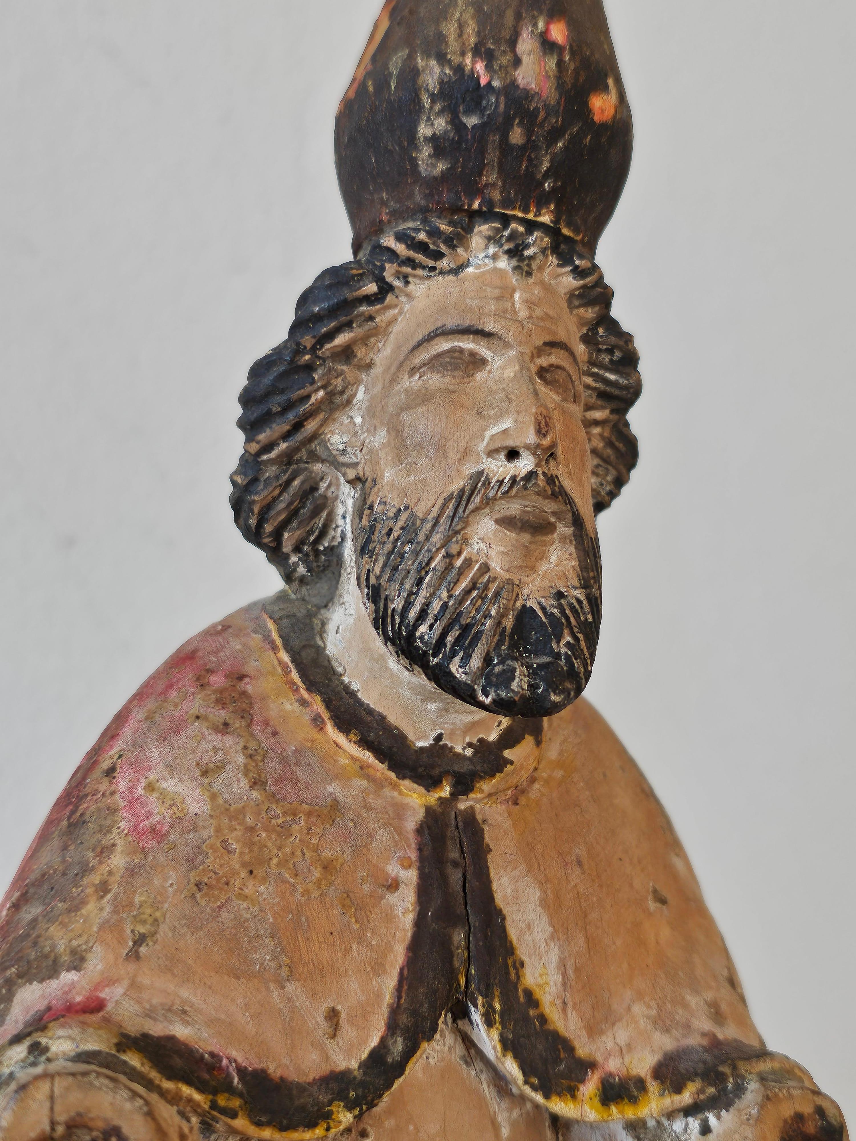 Antike, polychrom geschnitzte Santo-Altarfigur aus der spanischen Kolonialzeit im hispano-Philippinischen Stil (Handgeschnitzt) im Angebot