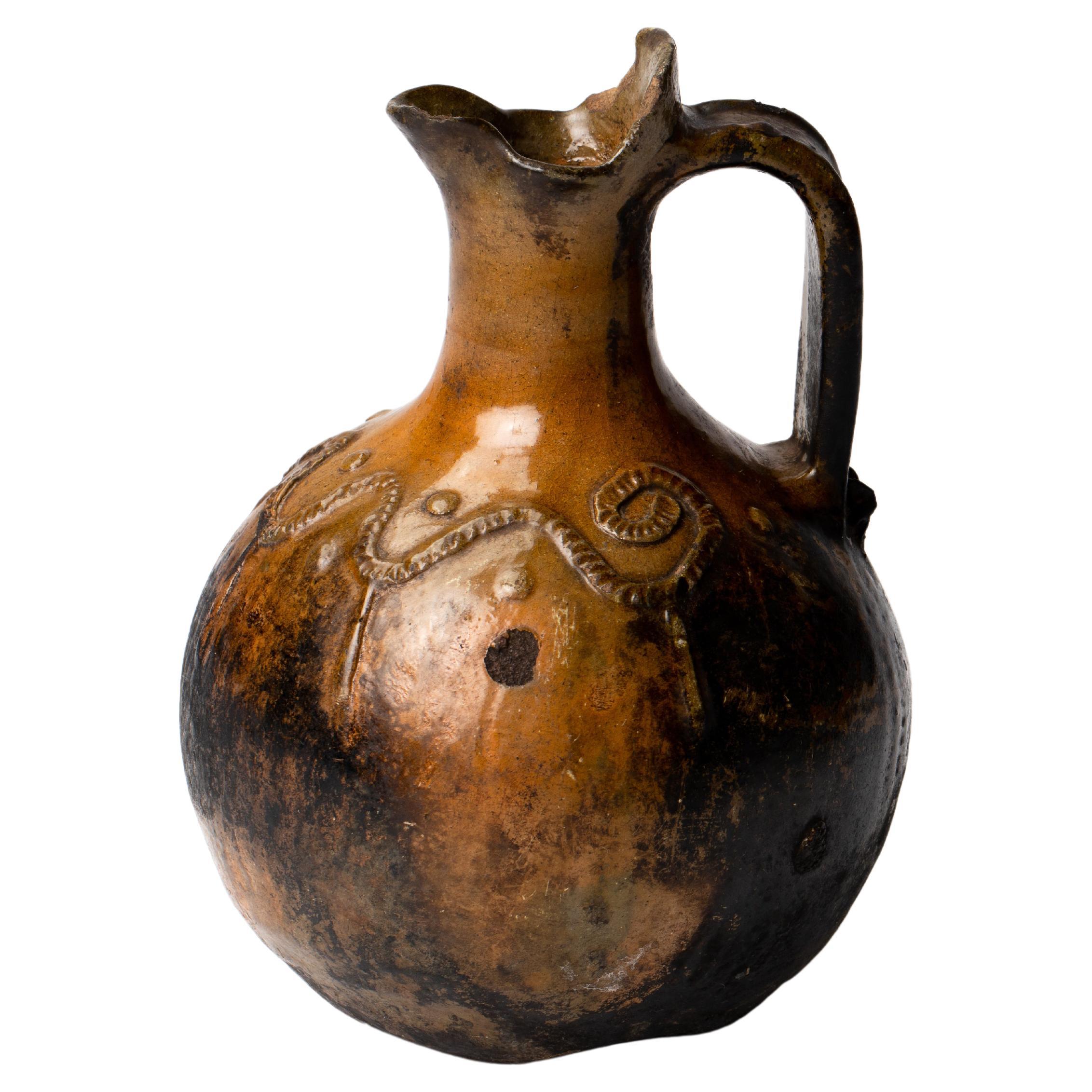 Brocca per l'acqua in ceramica maiolicata di epoca coloniale spagnola proveniente dagli altipiani del Guatemala. Questo pezzo ha un carattere particolare, con uno smalto maiolicato e un disegno decorativo tradizionale applicato in rilievo intorno