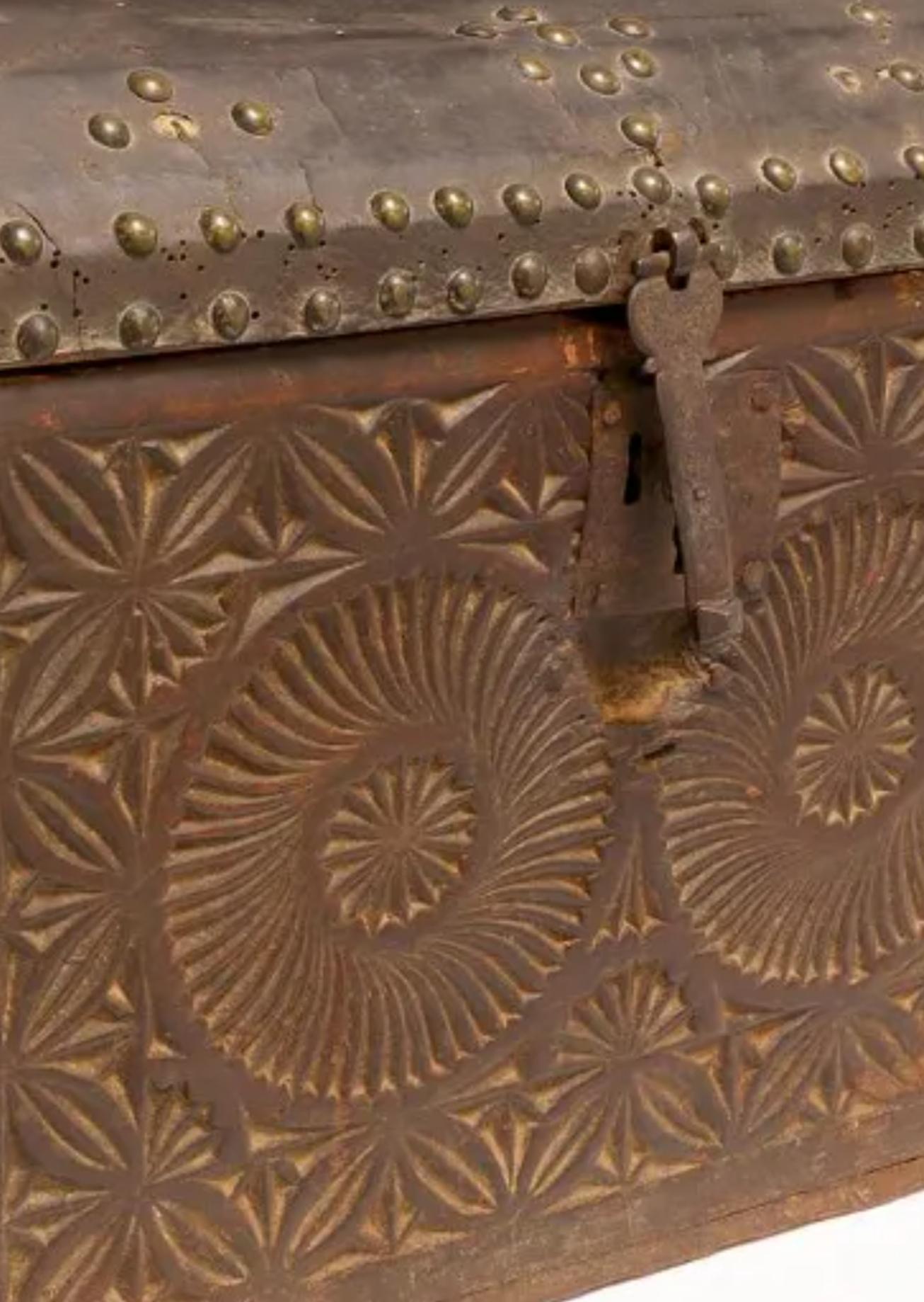 XVIIIe siècle et antérieur Ancienne commode de voyage espagnole d'époque coloniale en cuir sculpté en cèdre  en vente