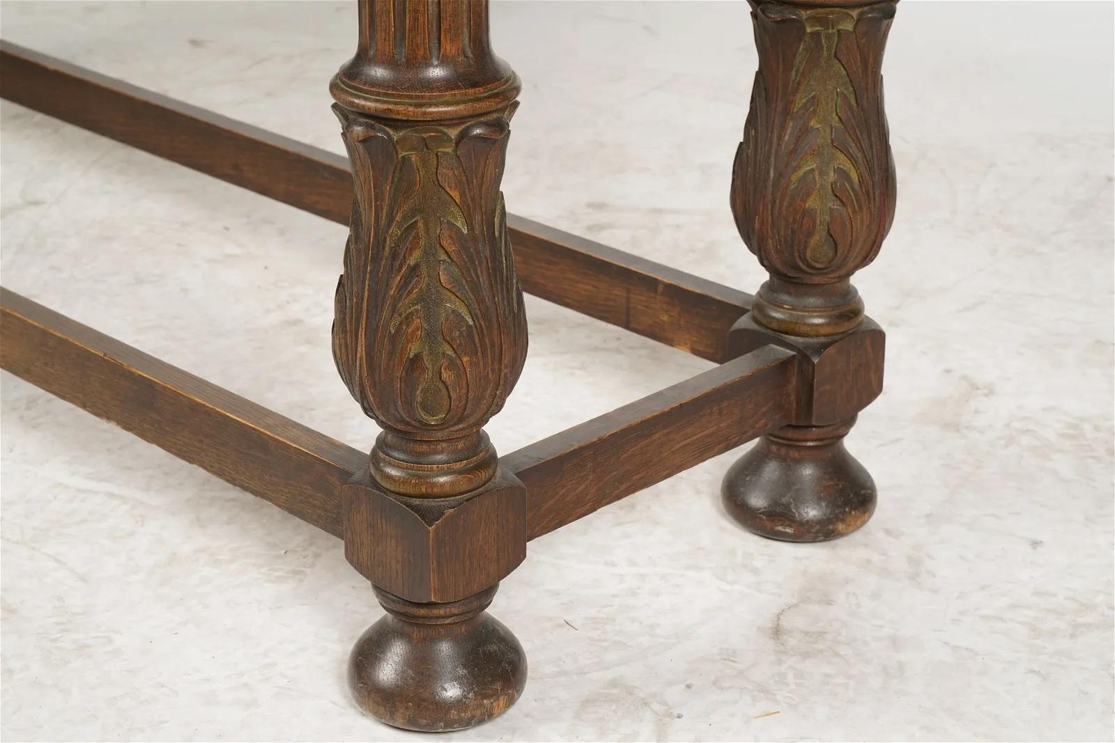 Intagliato a mano Antico tavolo da console in legno di Oak intagliato e policromo dei primi anni del XX secolo in vendita